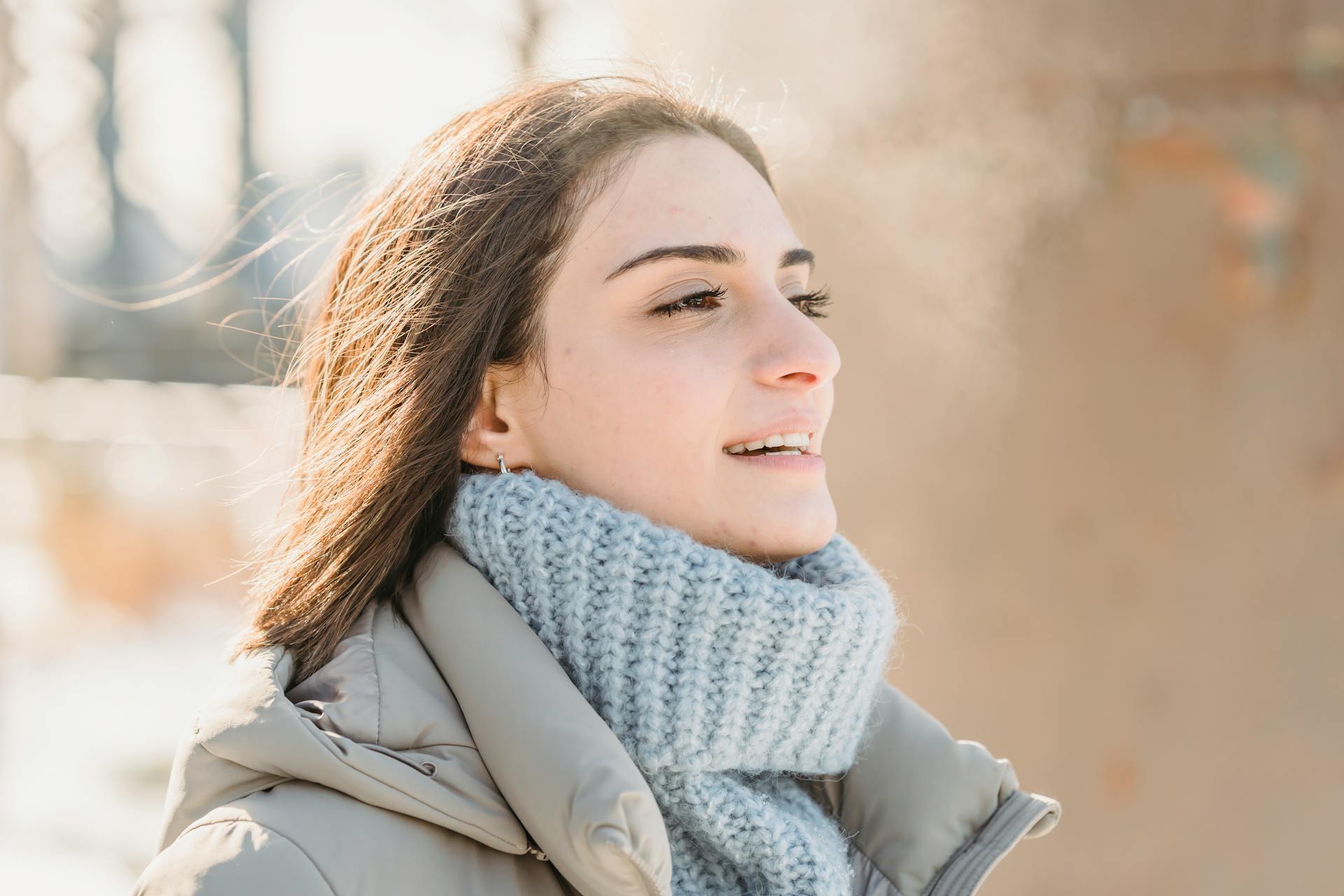 Une femme joyeuse qui sourit | Source : Pexels