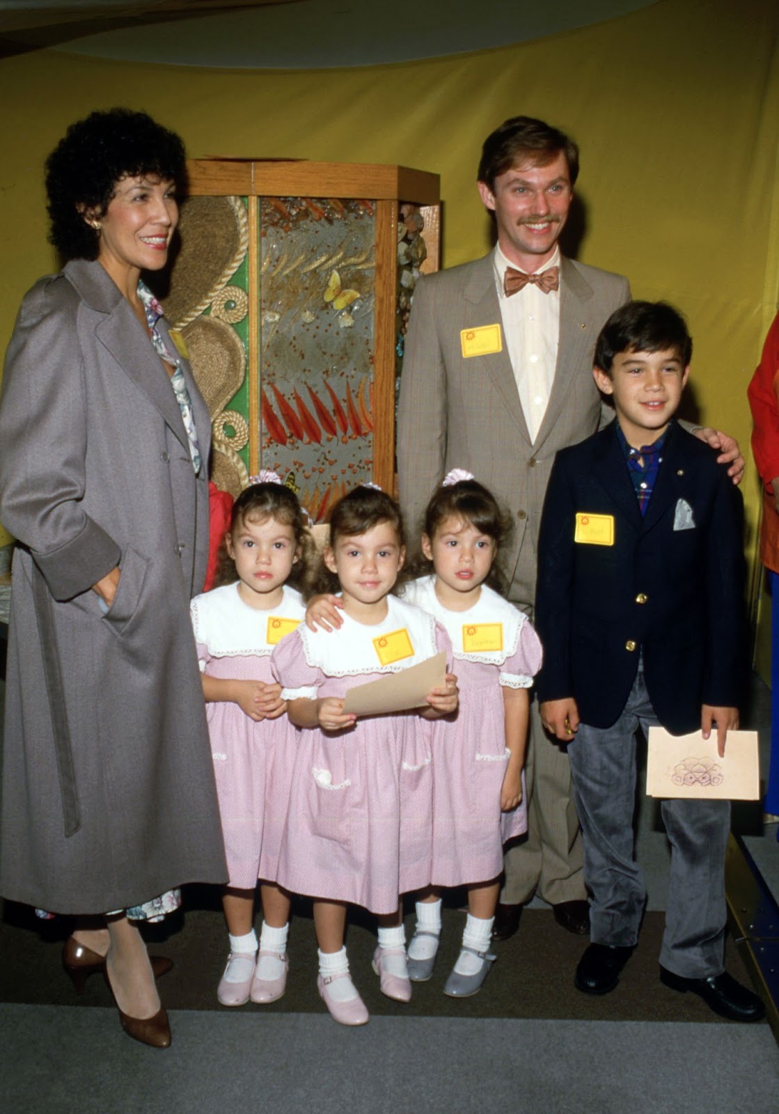 Alma Gonzales et Richard Thomas photographiés avec leurs filles triplées et leur fils en 1986. | Source : Getty Images