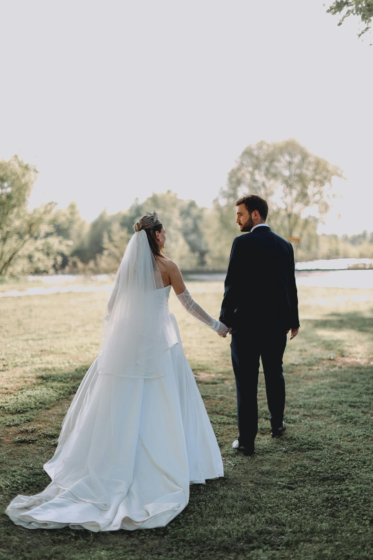 Une mariée et un marié marchant main dans la main | Source : Pexels