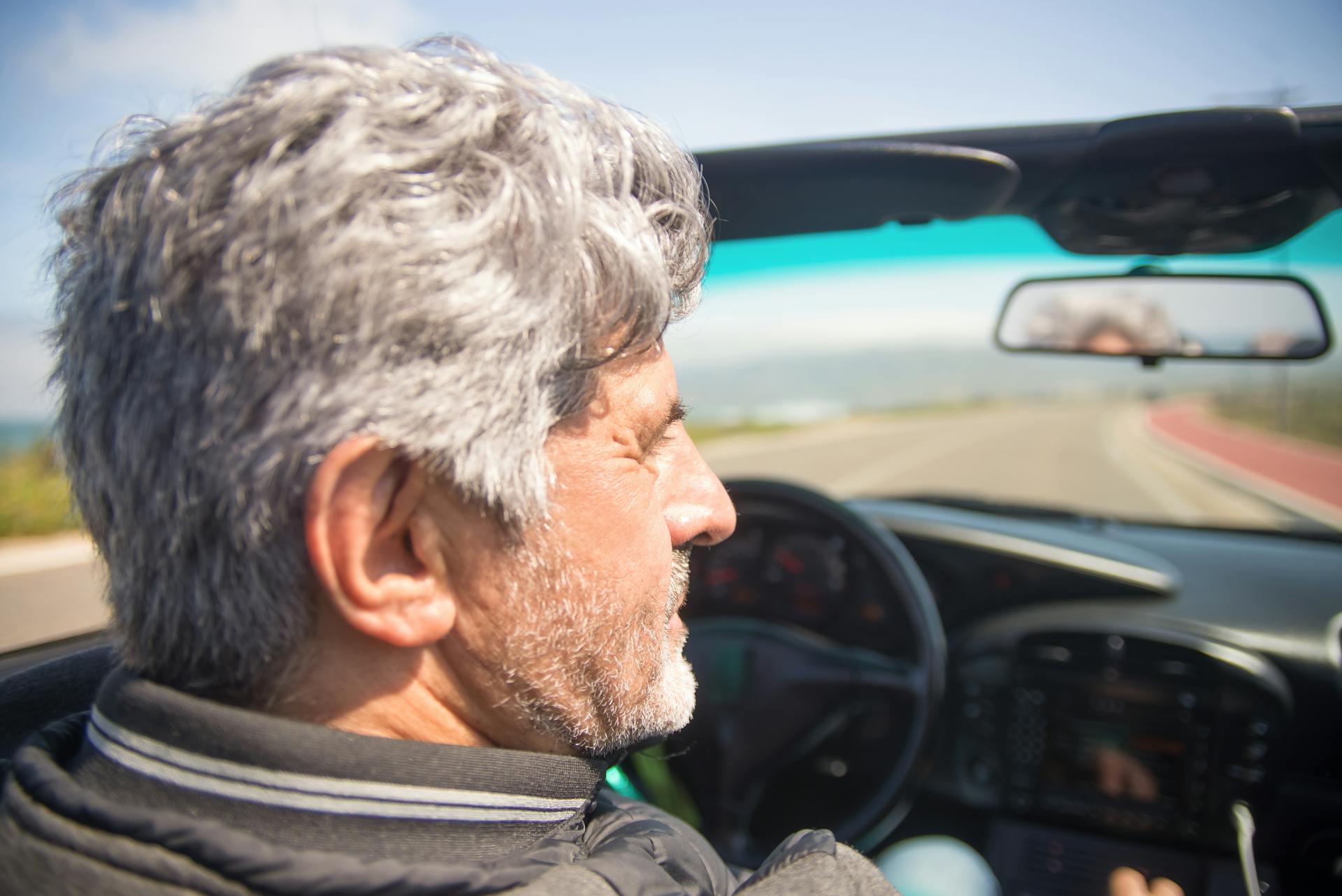 Un homme assis dans une voiture | Source : Pexels