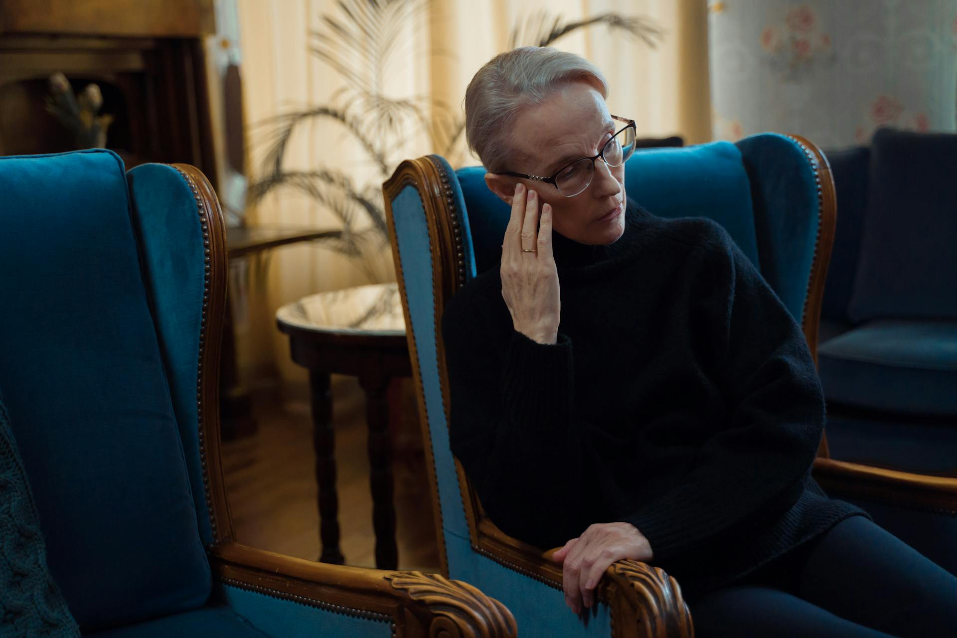 Une femme en pleine réflexion | Source : Pexels