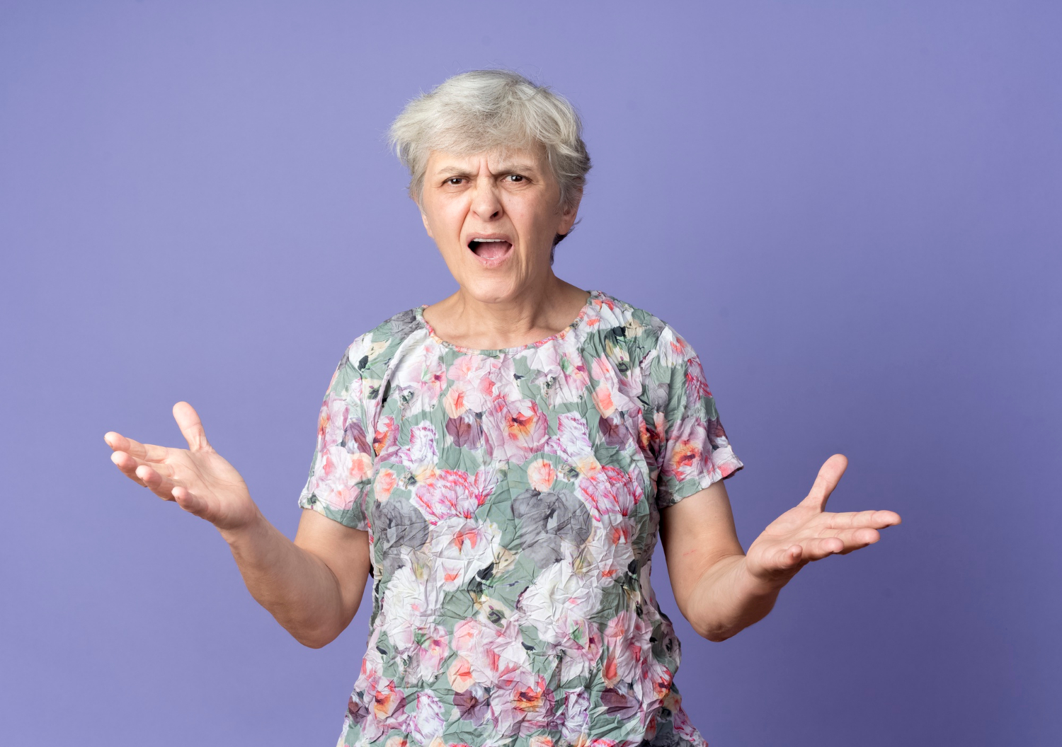 Une femme âgée agacée | Source : Freepik