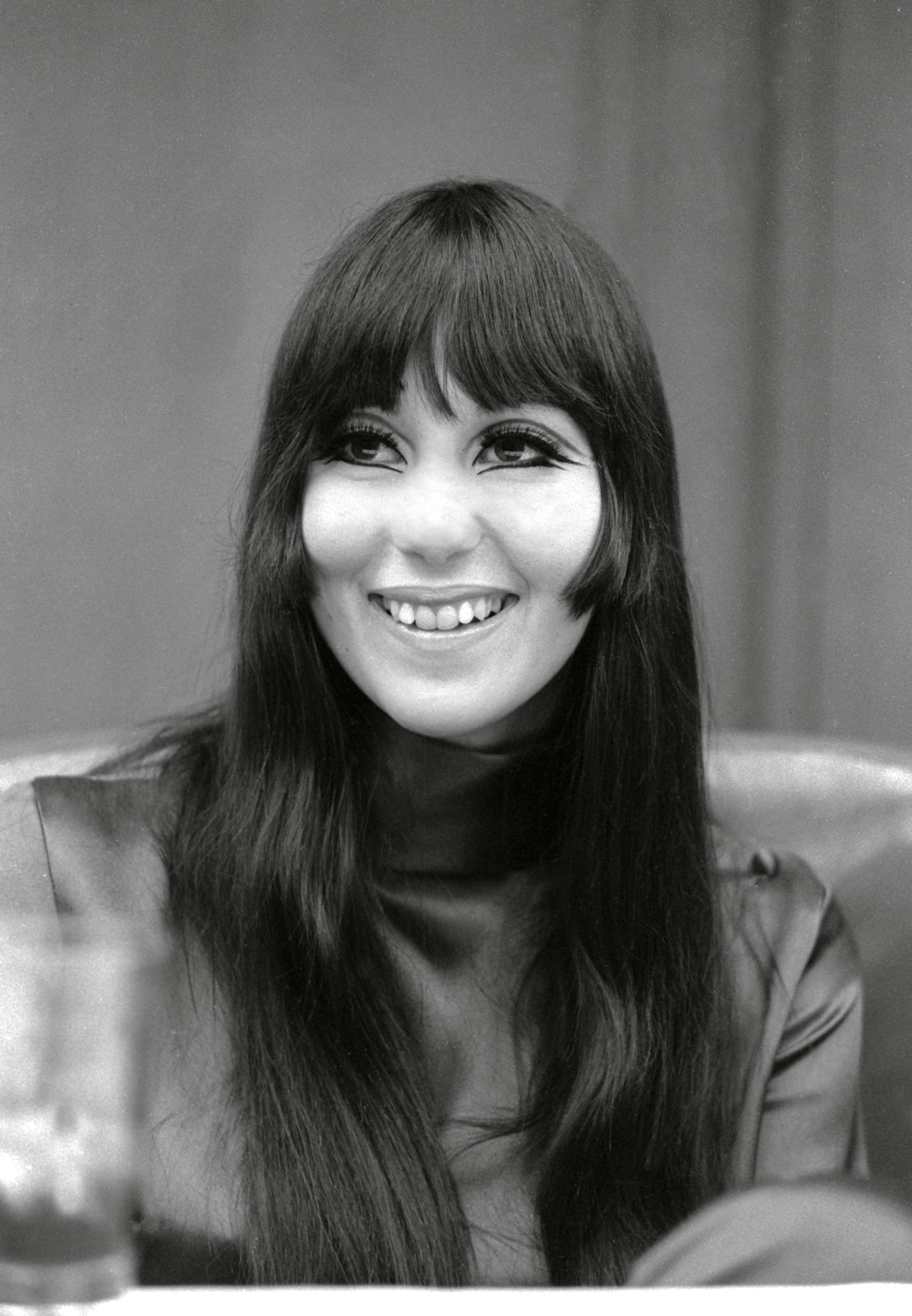 Cher sourit lors d'une conférence de presse pour le film « Good Times » à New York le 6 mai 1967. | Source : Getty Images