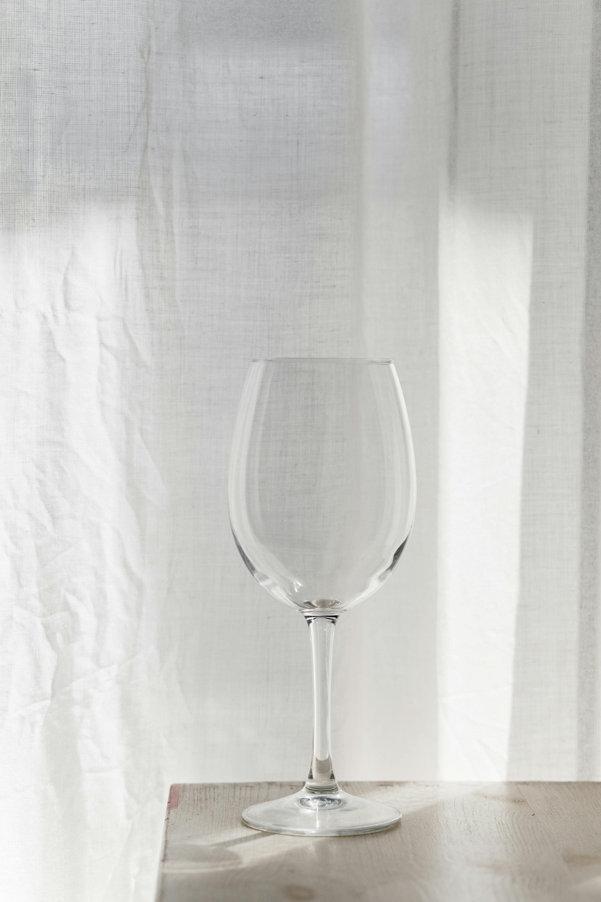 Un verre sur une table | Source : Pexels
