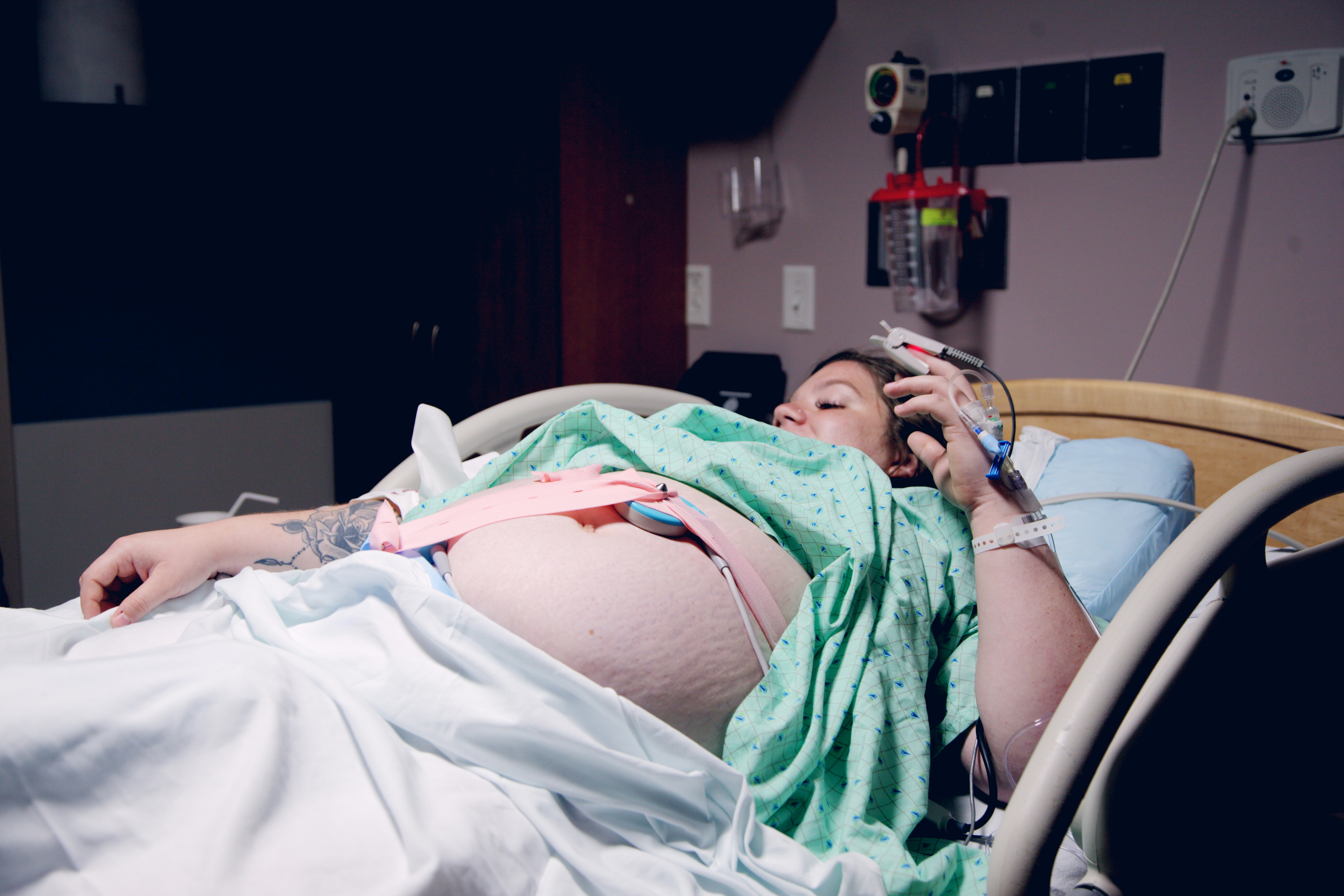 Une femme enceinte allongée dans un lit d'hôpital | Source : Unsplash