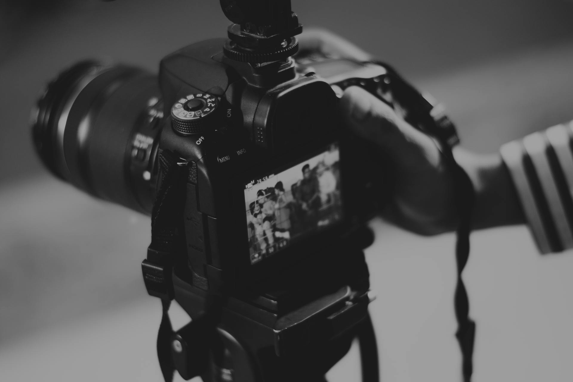Un homme tenant un appareil photo | Source : Pexels