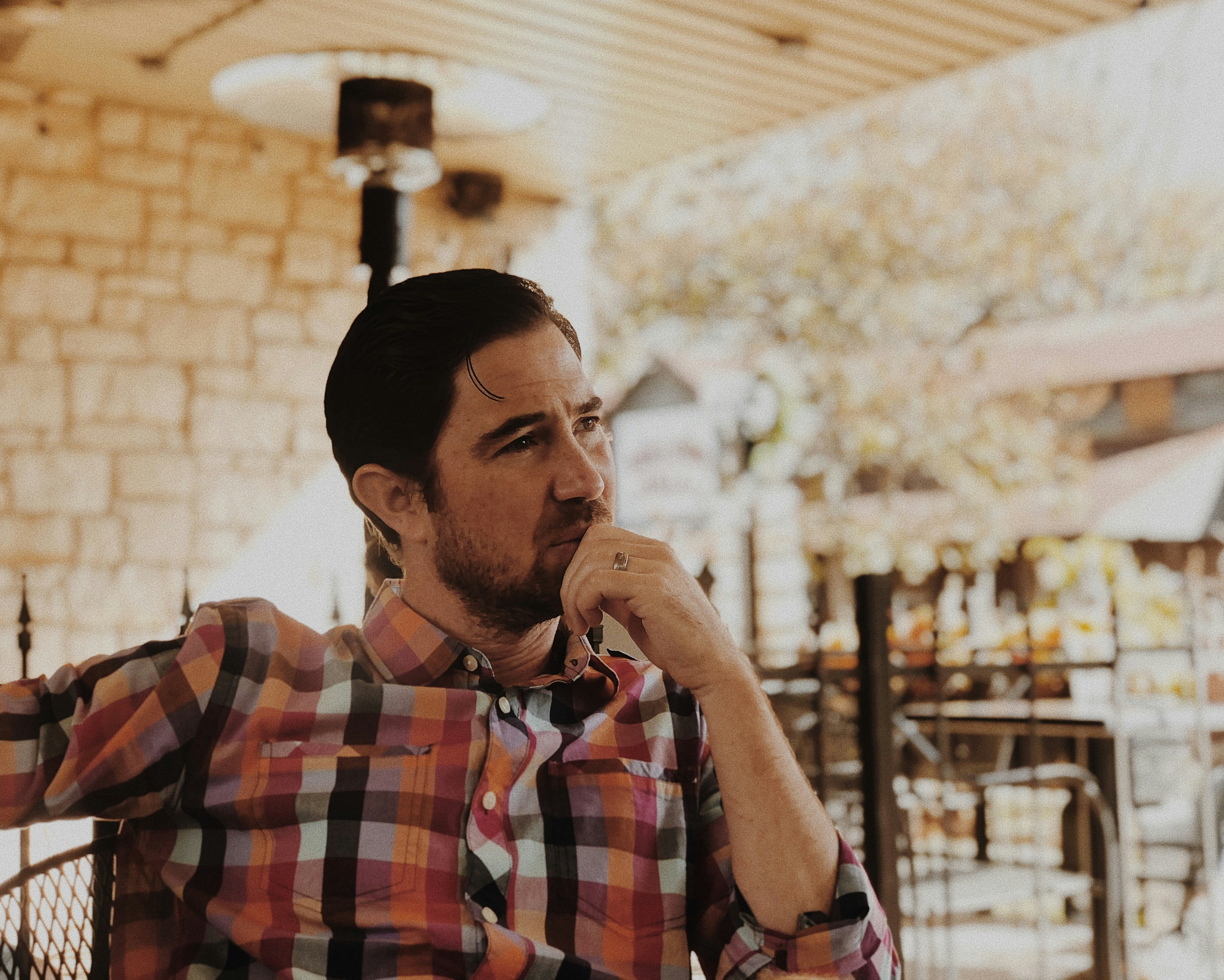 Un homme émotif assis à une table | Source : Unsplash