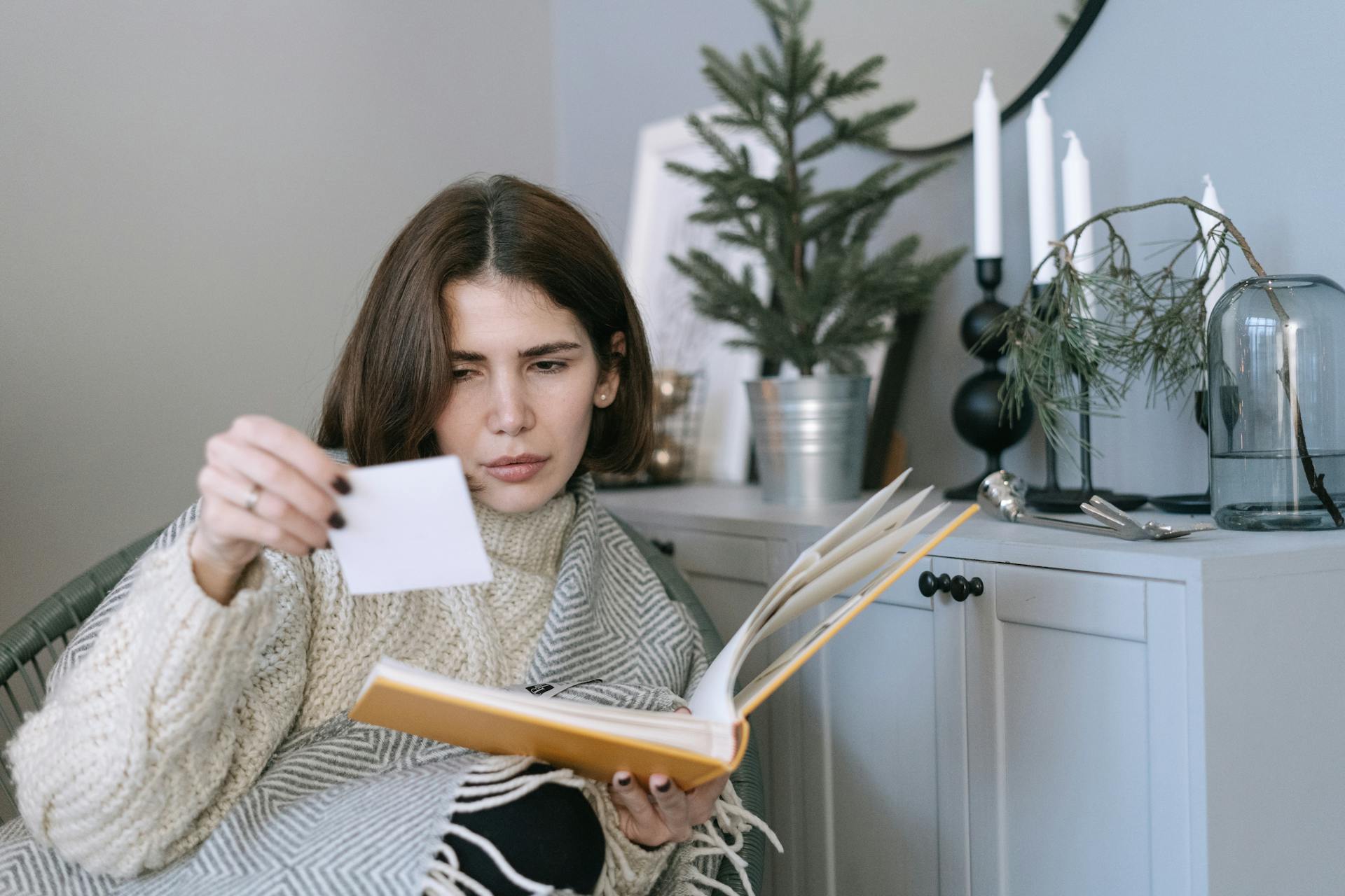 Une femme qui fouille dans des documents | Source : Pexels