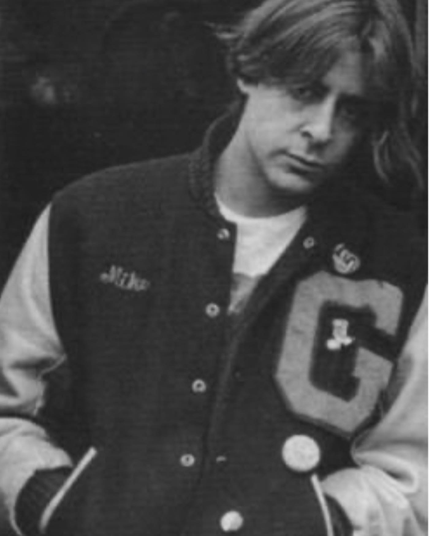Avec sa veste en cuir, son humour sarcastique et son interprétation inoubliable de John Bender, il est devenu l'une des jeunes stars les plus reconnaissables de la décennie. | Source : Instagram/juddnelsonalive