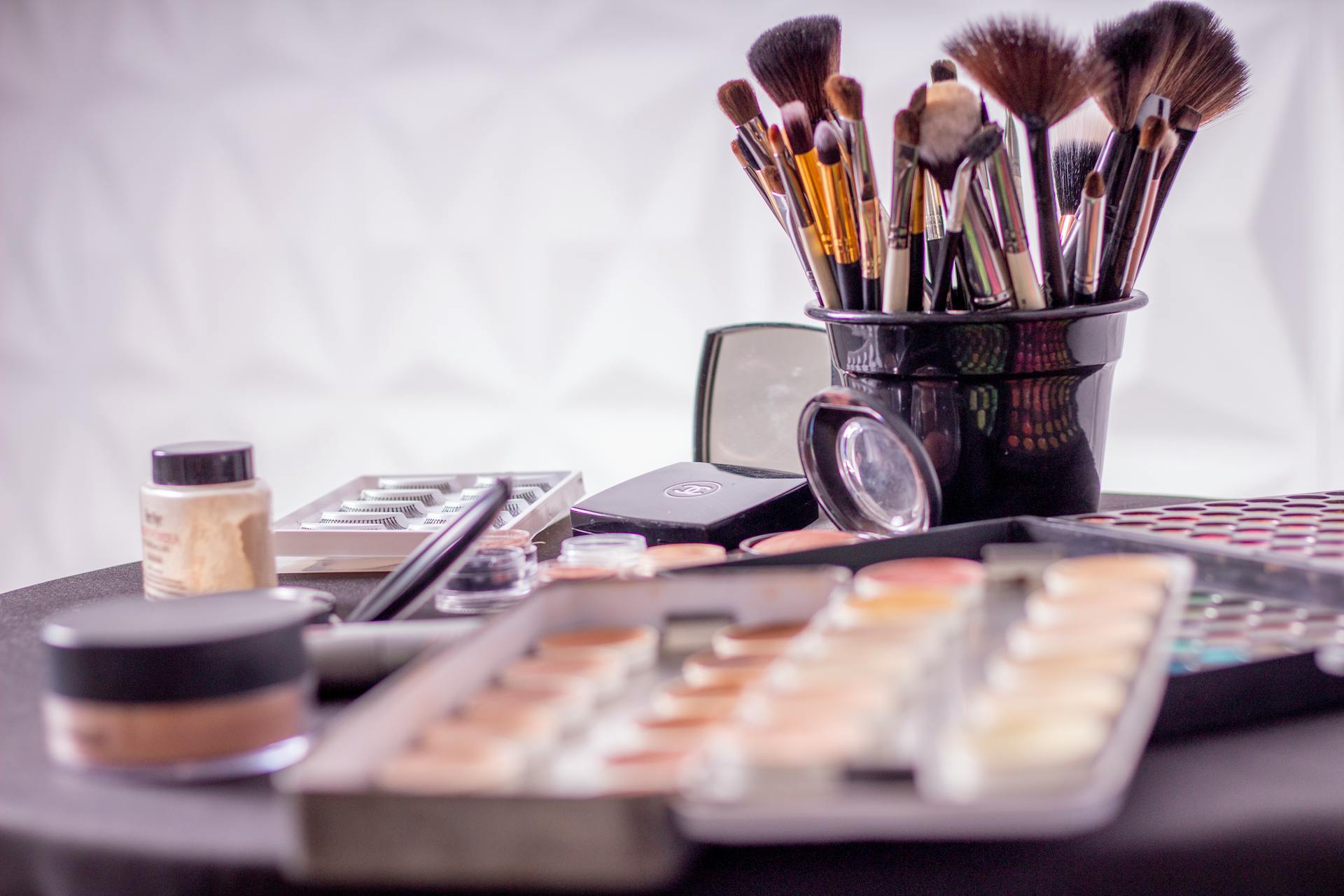 Pinceaux de maquillage et produits de maquillage sur une table | Source : Pexels