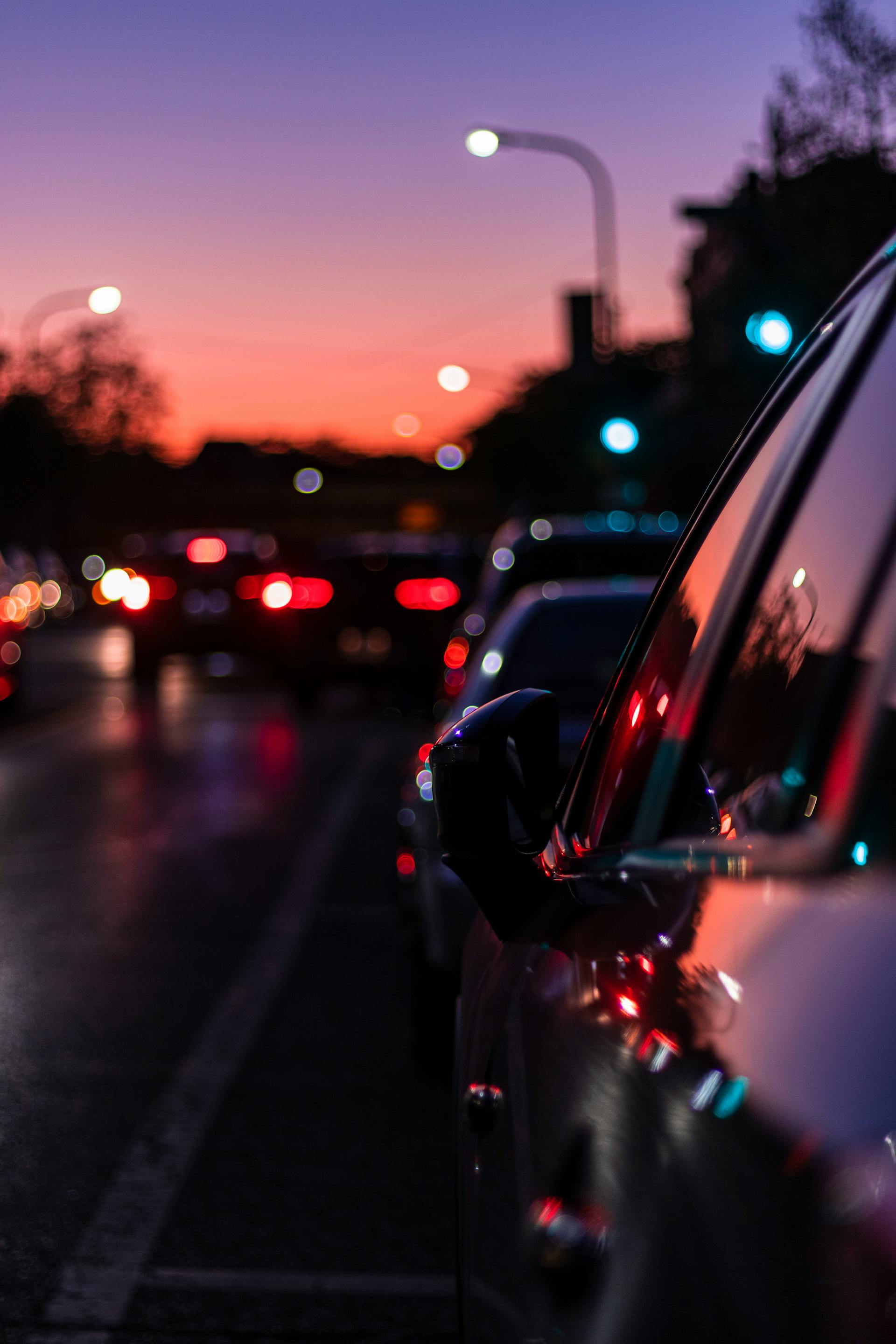Des voitures en pleine nuit | Source : Pexels