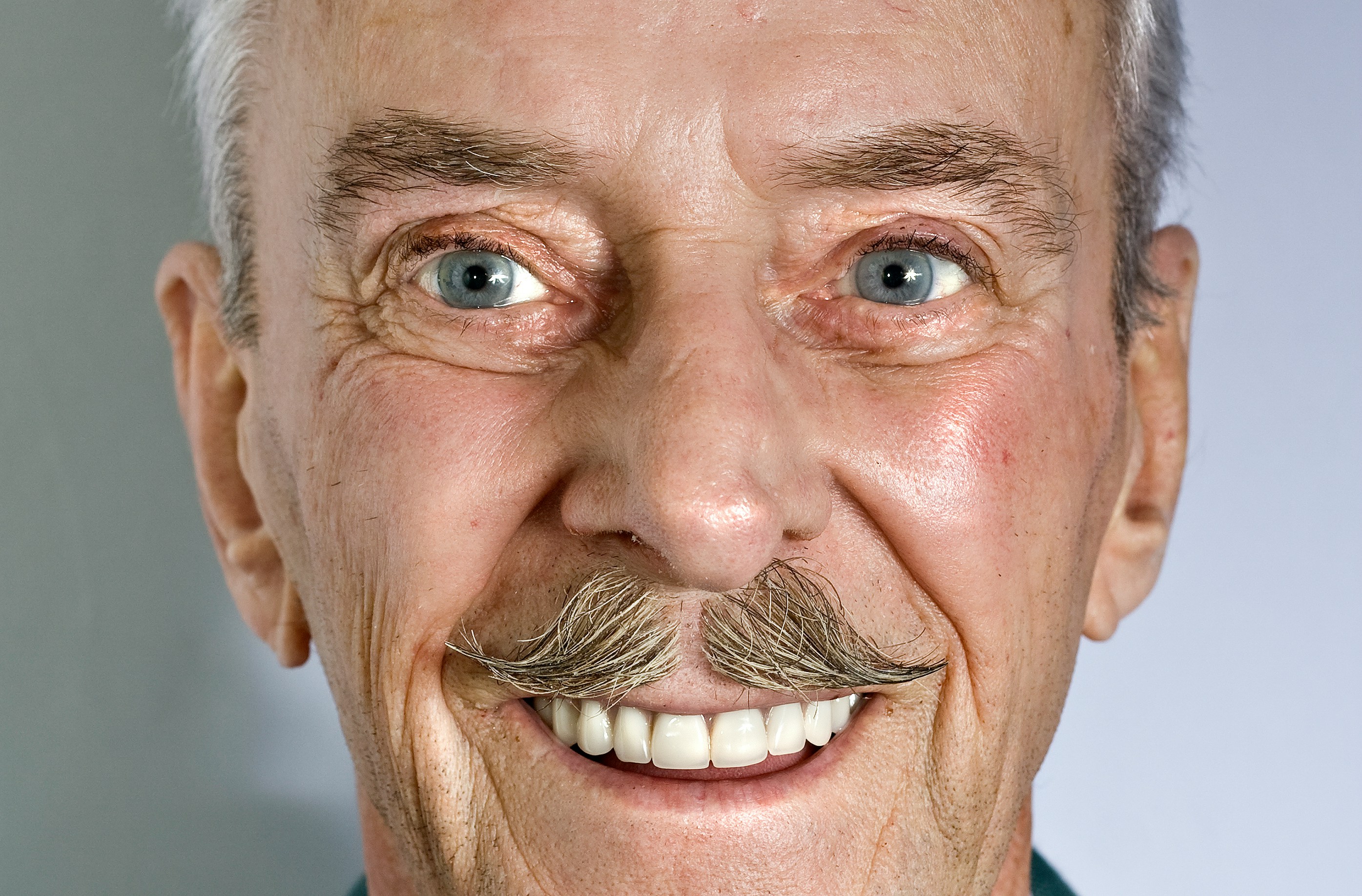 Un homme âgé souriant | Source : Unsplash