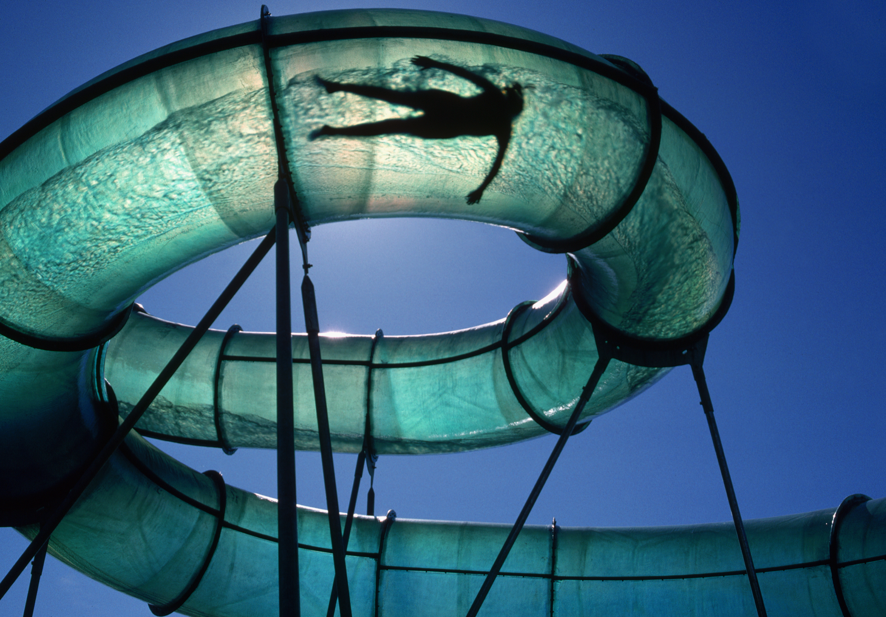 Une personne fait un tour sur un toboggan aquatique incurvé à Logan, Utah, États-Unis. | Source : Getty Images