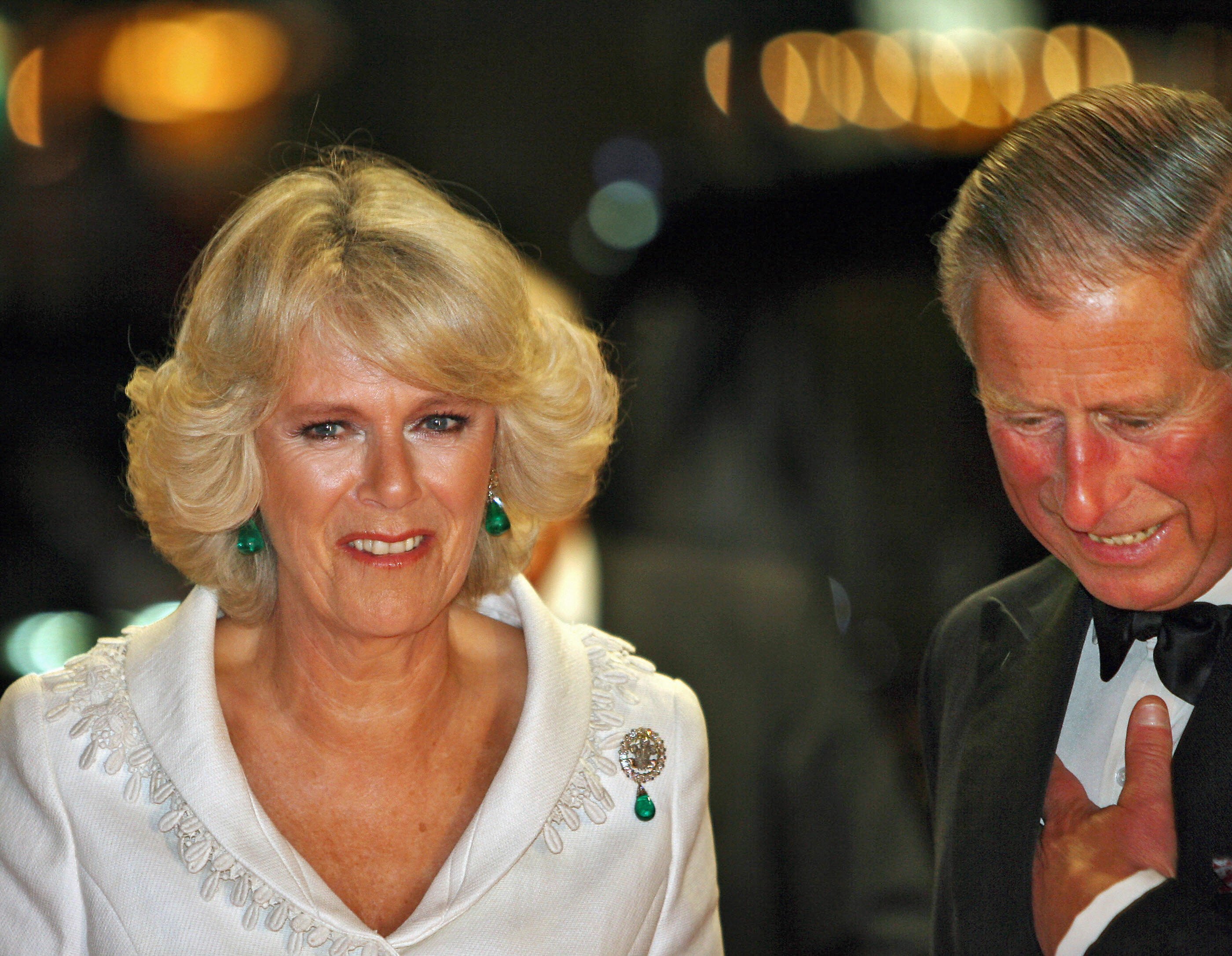 Le prince Charles et la duchesse Camilla Parker Bowles à la première royale du film The History Boys à l'Odeon de Leicester Square à Londres le 02 octobre 2006 | Source : Getty Images