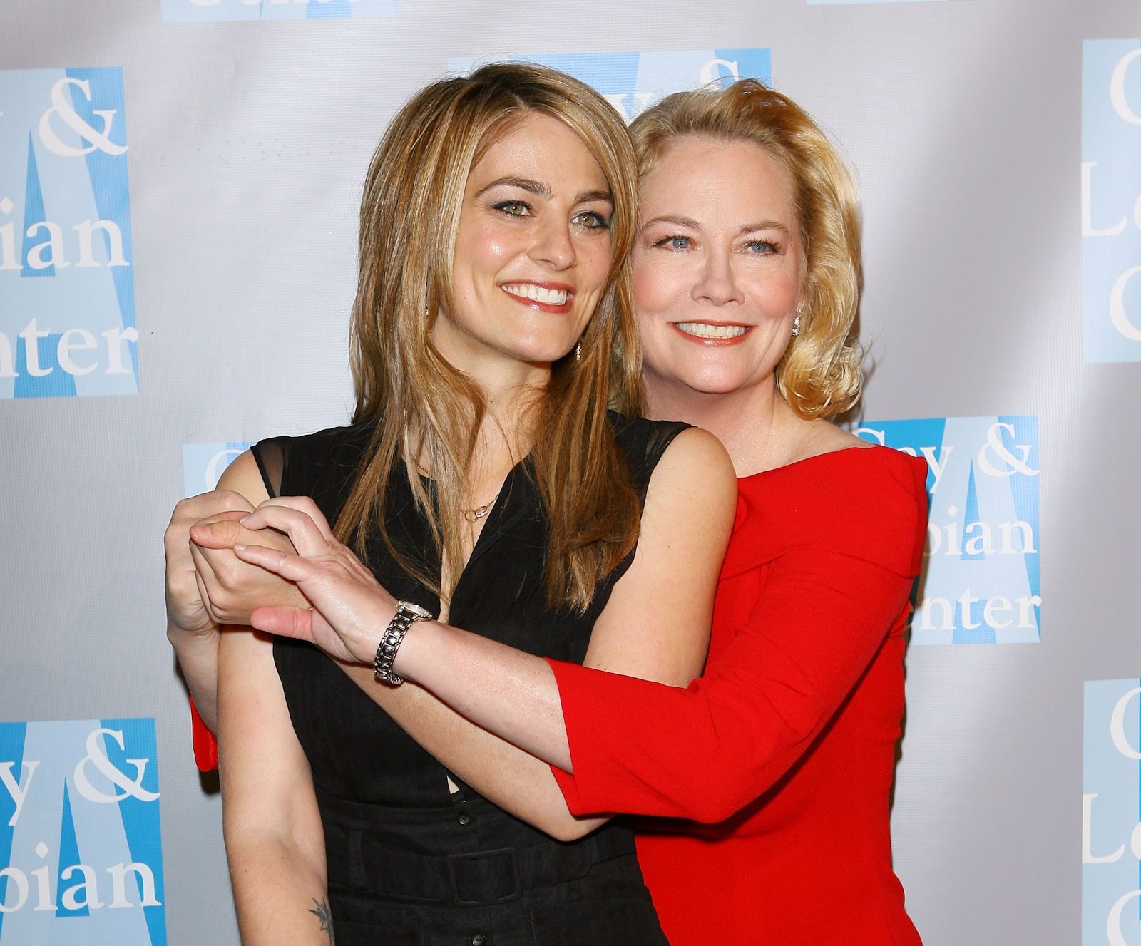 Cybill Shepherd et Clementine Ford lors de la soirée « An Evening with Women: Celebrating Art, Music & Equality » organisée par le L.A. Gay & Lesbian Center le 24 avril 2009 à Beverly Hills, en Californie. | Source : Getty Images