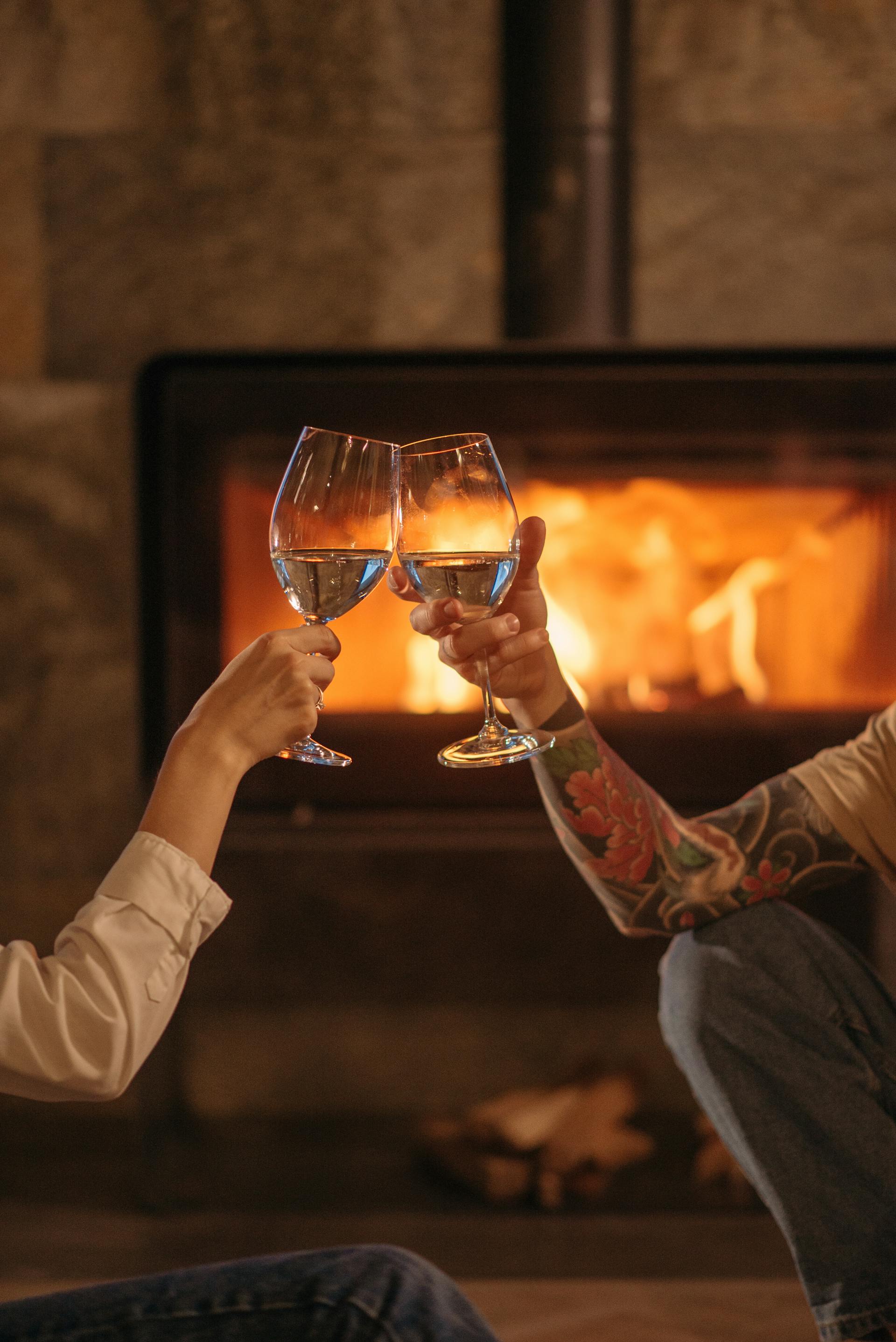 Gros plan sur un couple qui trinque avec des verres à vin | Source : Pexels
