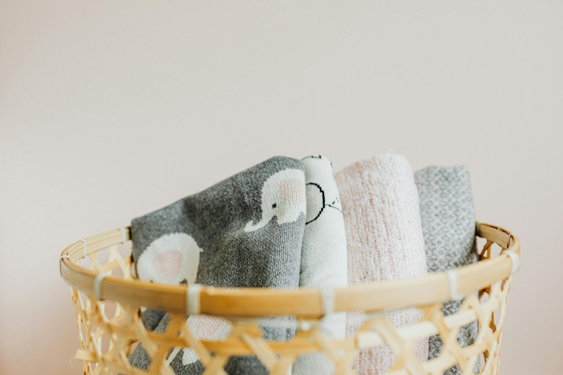 Des couvertures de bébé dans un panier | Source : Pexels