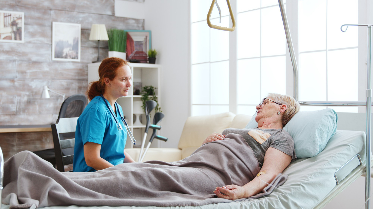 Une médecin avec sa patiente âgée | Source : Freepik