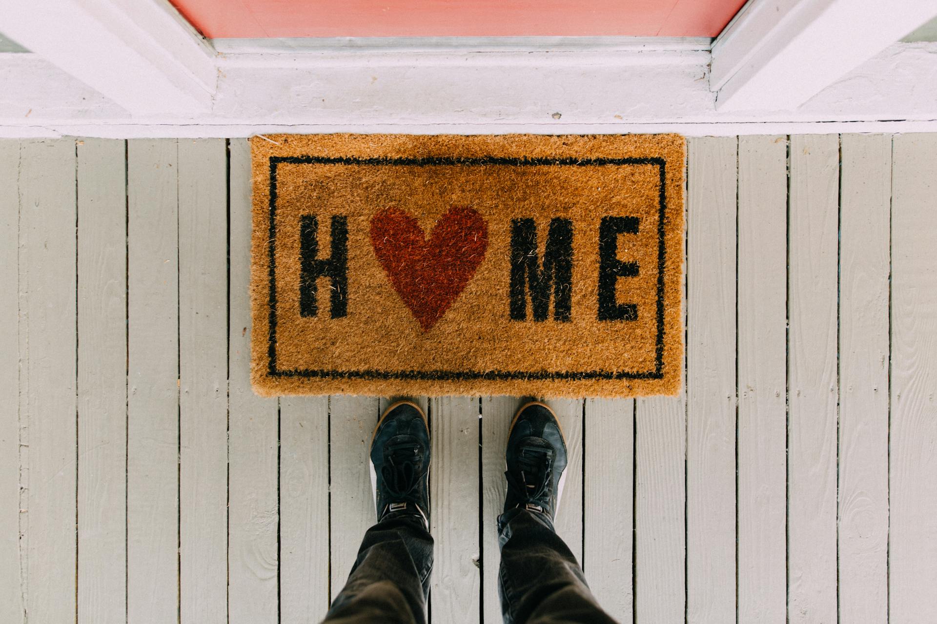 Een persoon staat voor zijn huis | Bron: Pexels