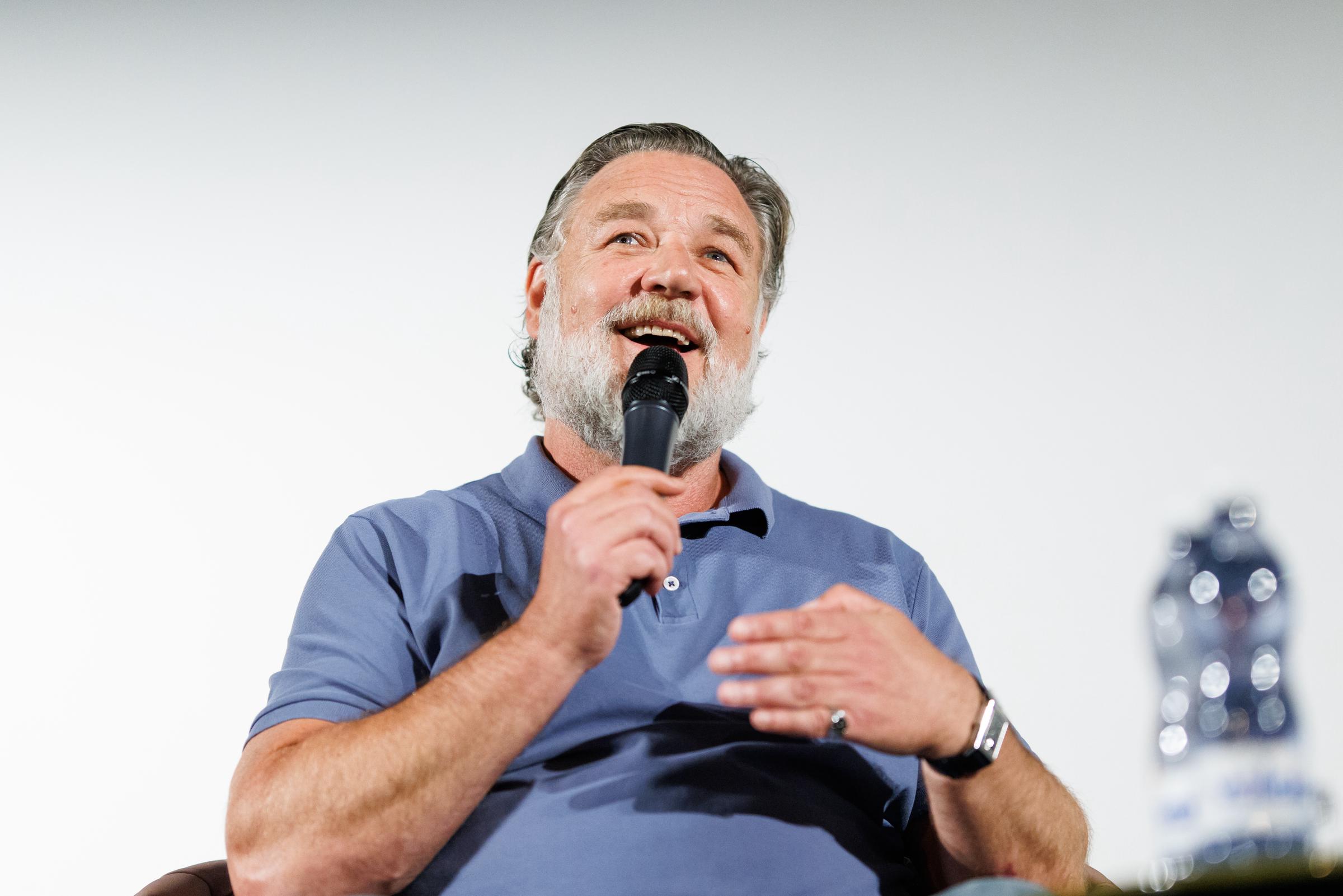 Russell Crowe parle sur scène lors de l'événement ZFF Masters organisé dans le cadre du 21e Festival du film de Zurich, le 27 septembre 2025, en Suisse. Tout en discutant de son travail avec le sourire, l'acteur semblait visiblement plus mince et plus énergique.