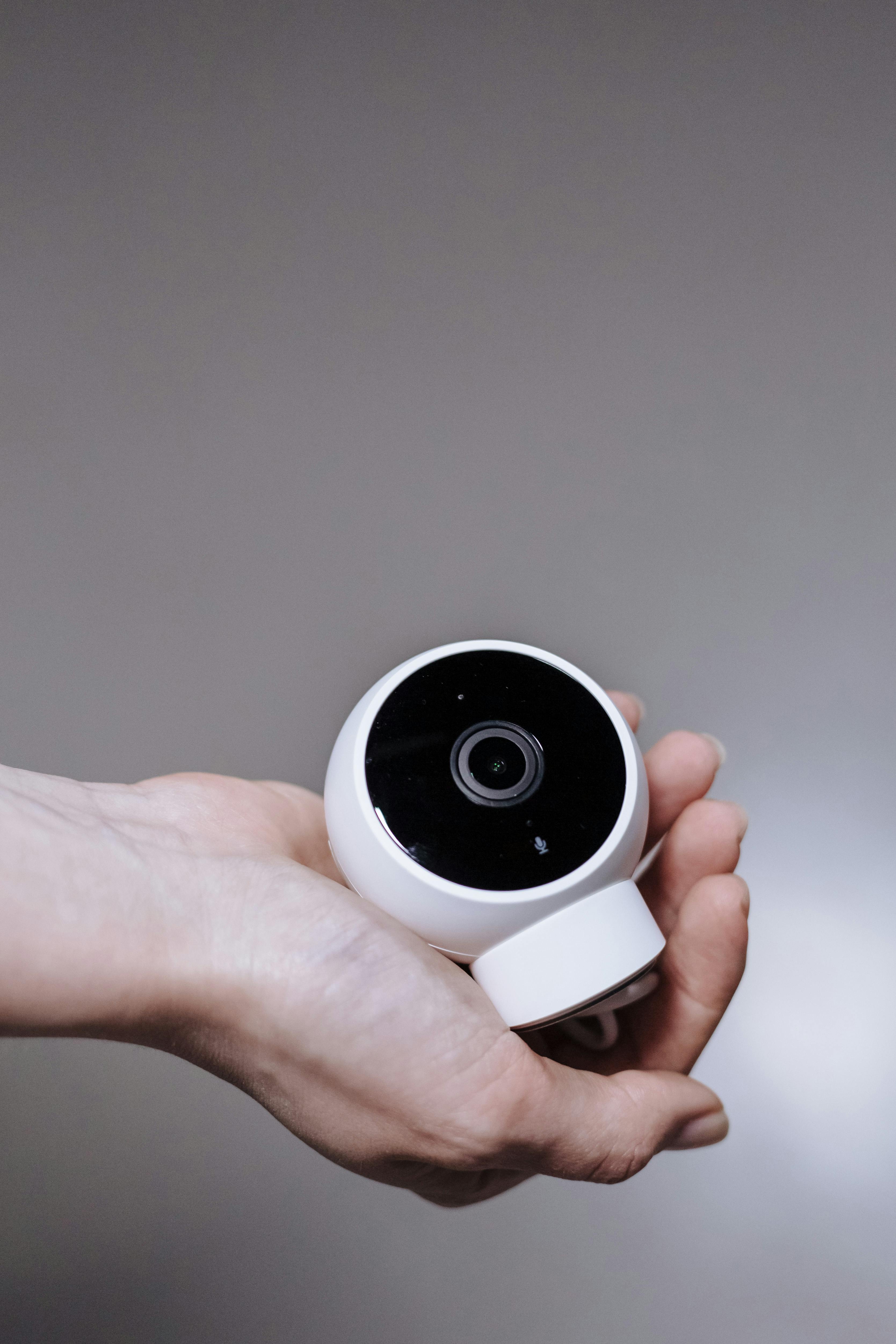 Une personne tenant une caméra de surveillance | Source : Pexels