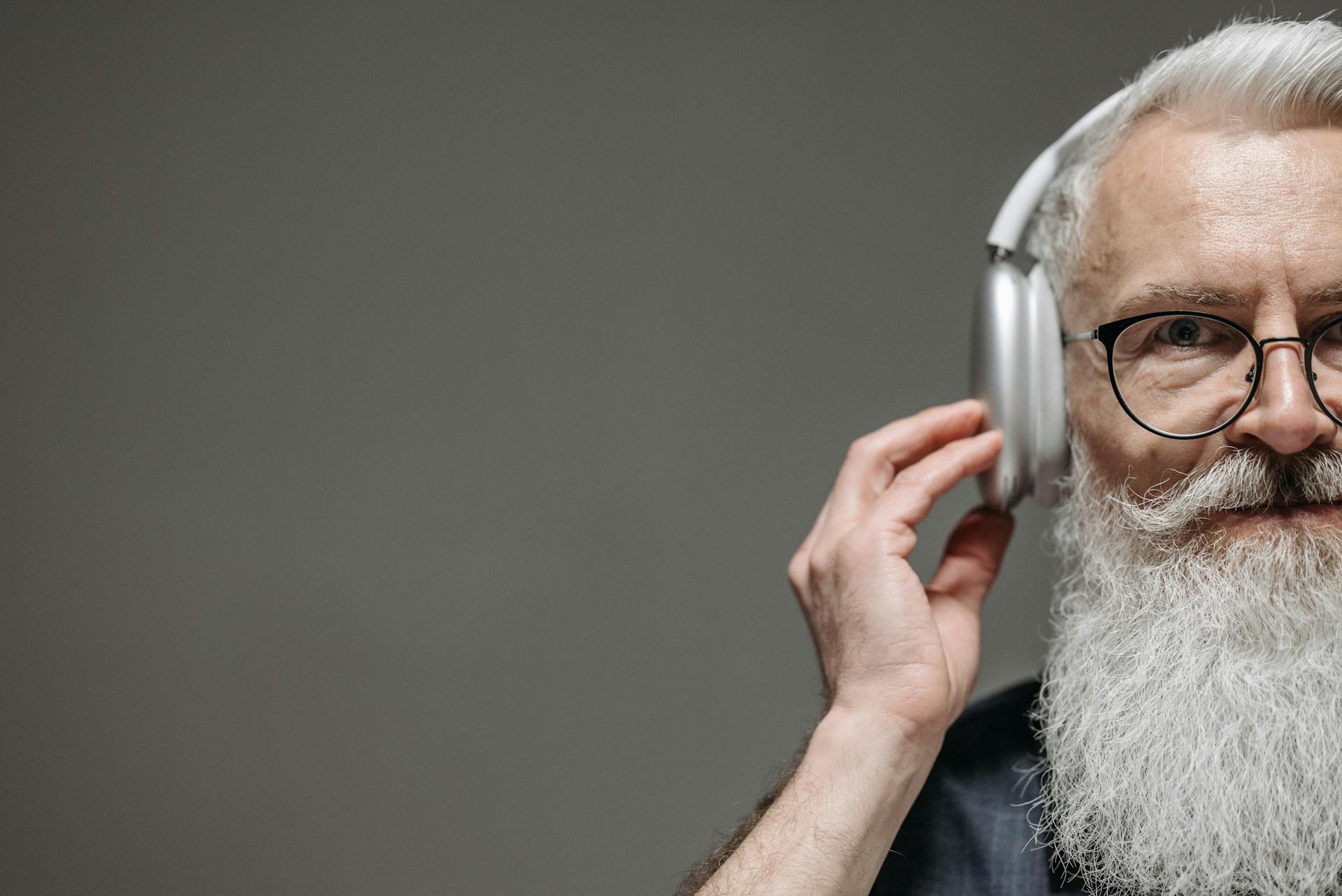 Un homme barbu portant des écouteurs | Source : Pexels