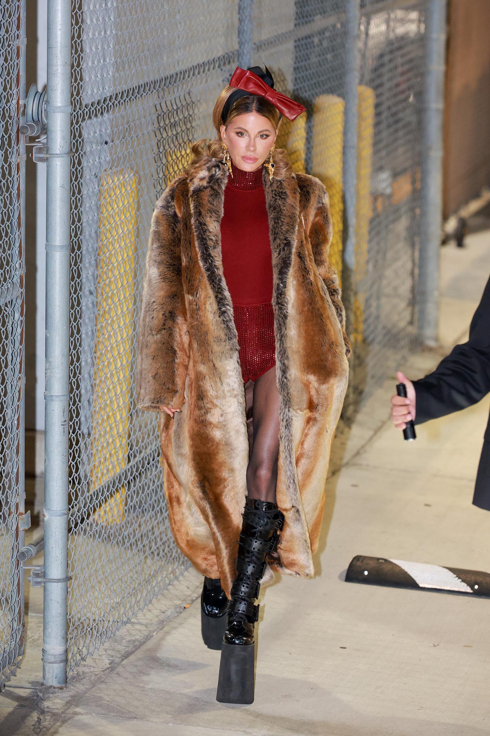 Dans l'ensemble, Kate Beckinsale paraît beaucoup plus jeune que son âge réel et sa tenue audacieuse a vraiment fait parler les internautes, car les contrastes de styles et de textures la faisaient vraiment ressortir.