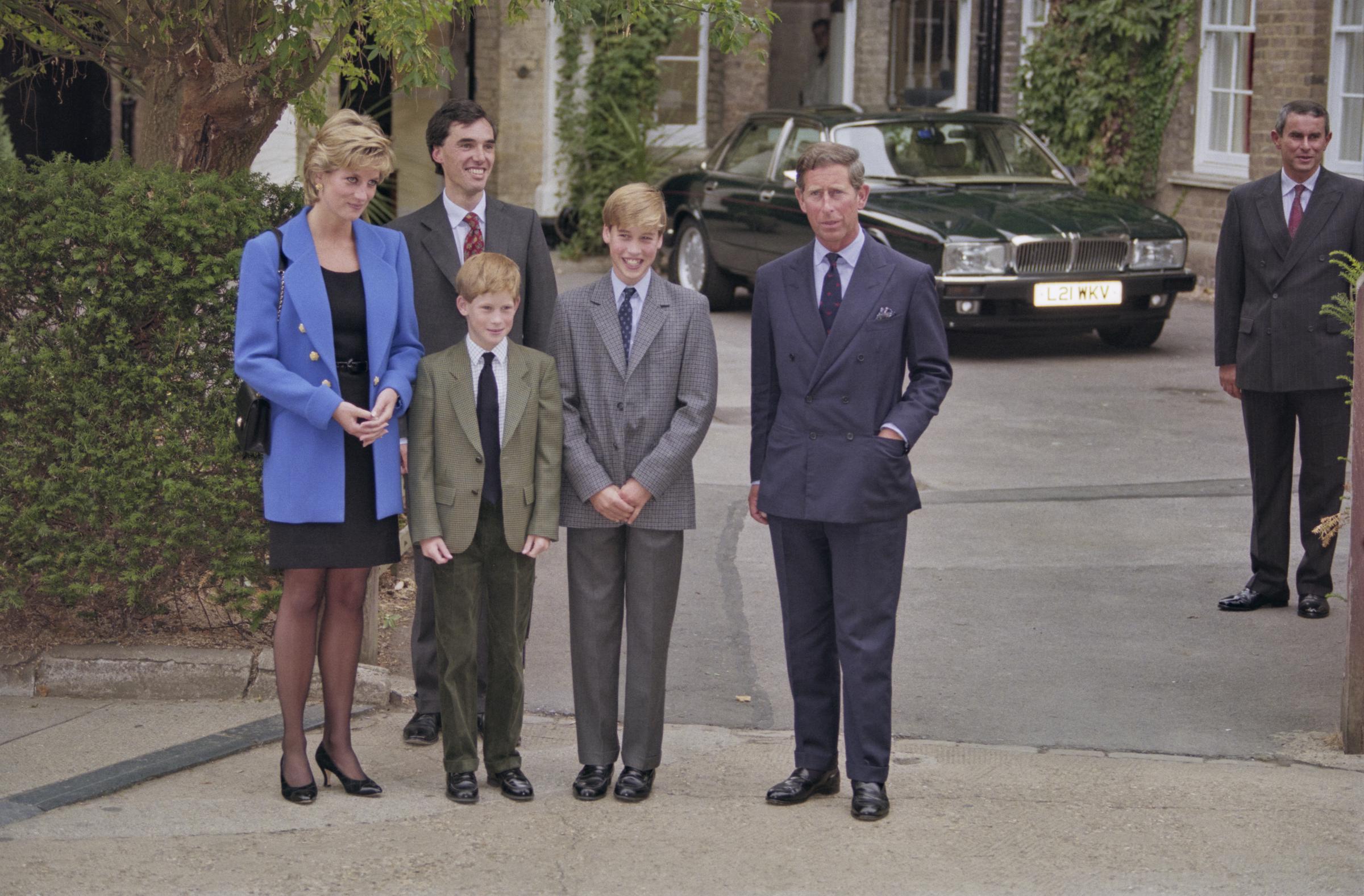 William est arrivé à Eton en 1995 avec la regrettée Diana, princesse de Galles, son père, aujourd’hui le roi Charles III, et le prince Harry. Des décennies plus tard, William allait revenir à l’école pour le premier jour de classe de George. | Source : Getty Images