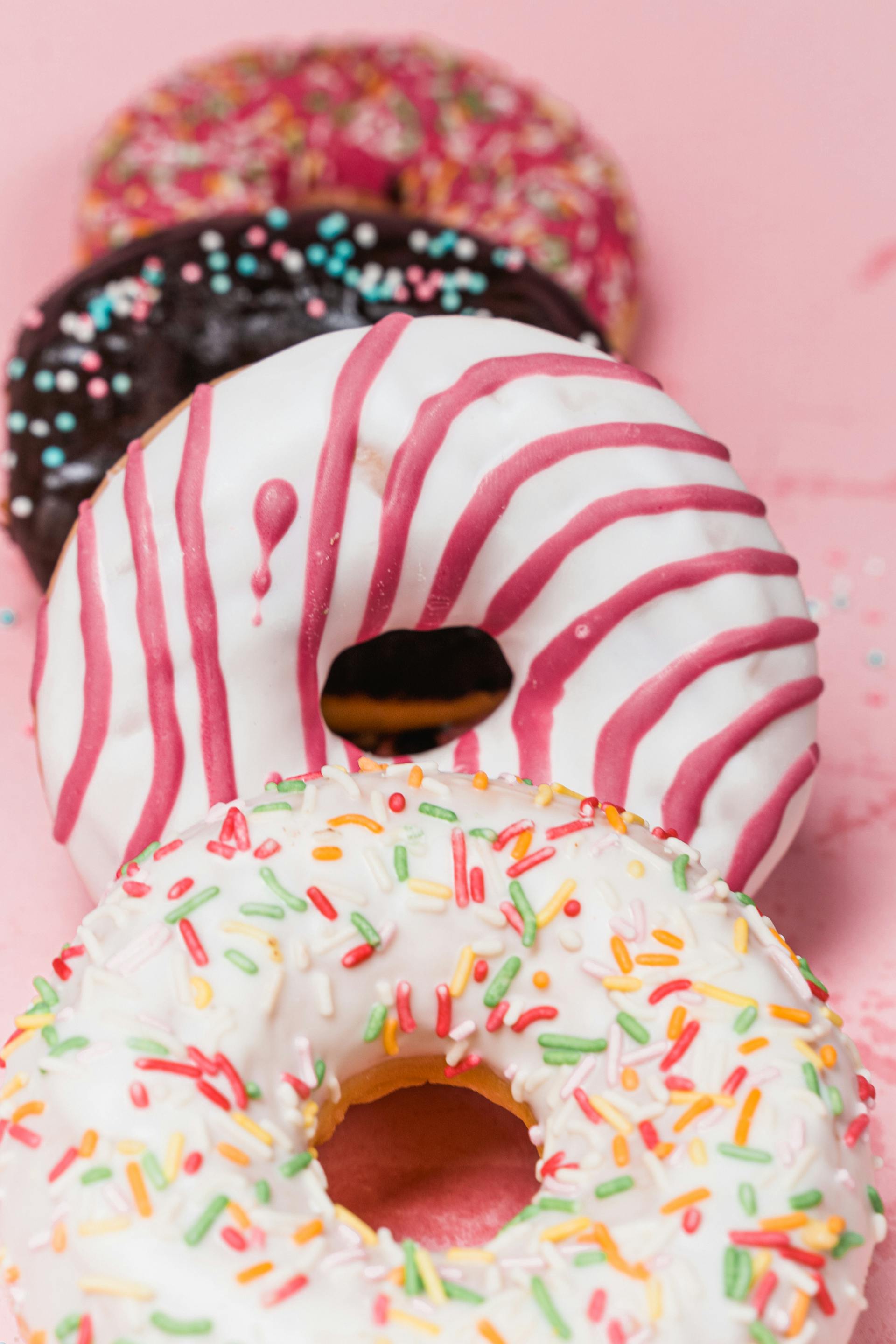 Des donuts colorés avec des sprinkles sur le dessus | Source : Pexels