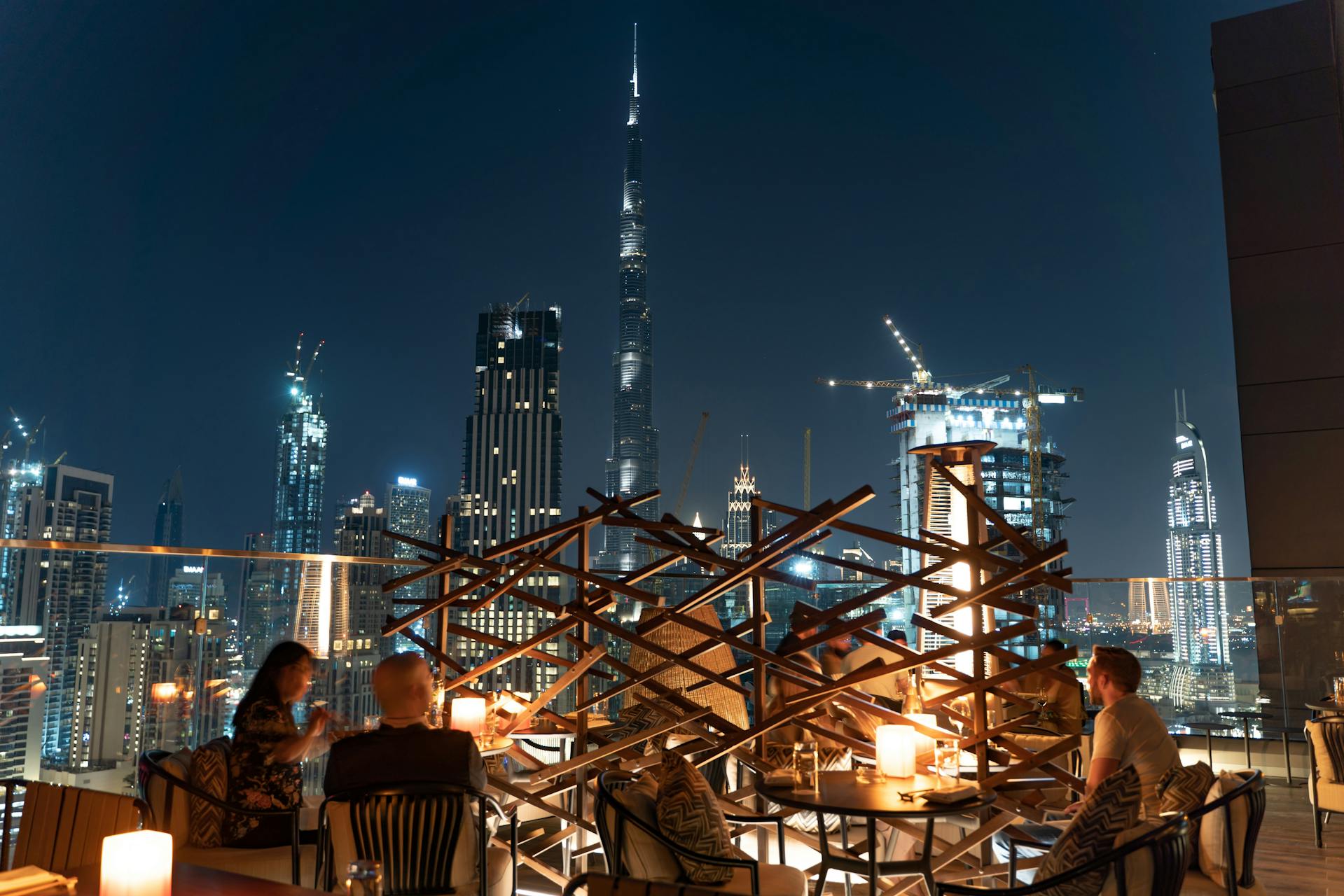 Un restaurant sur le toit avec une vue sur les gratte-ciel de la ville | Source : Pexels