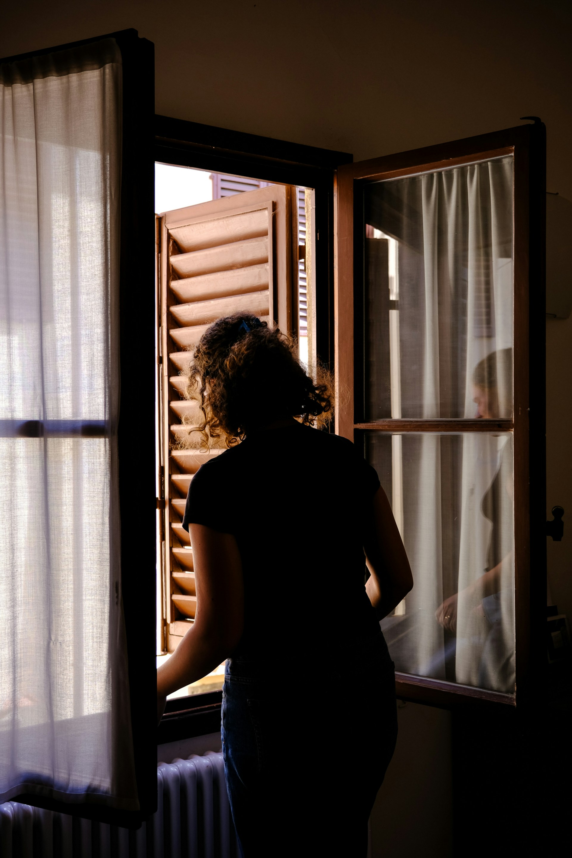 Une femme qui regarde par la fenêtre | Source : Unsplash
