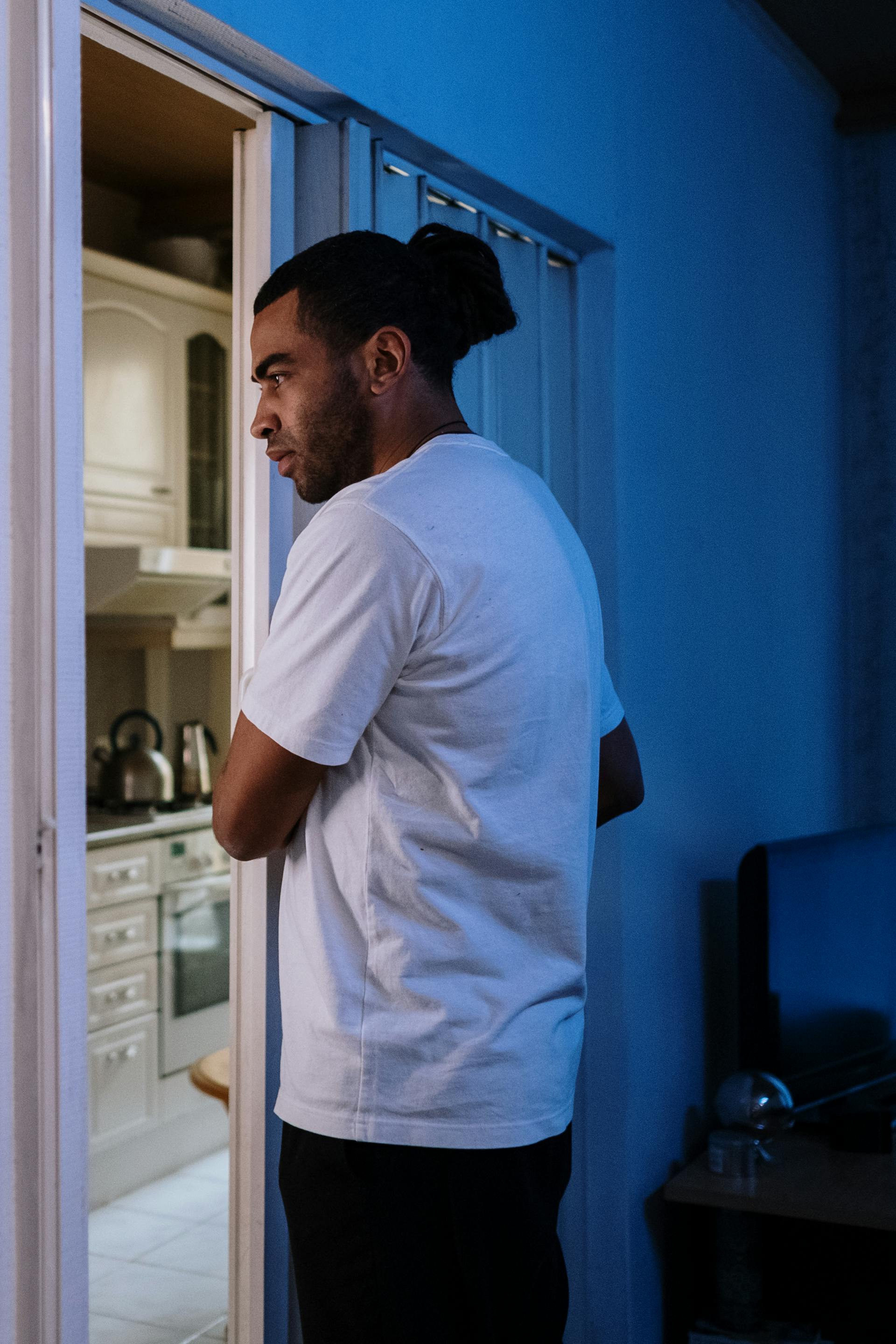 Un homme triste entrant dans une cuisine | Source : Pexels