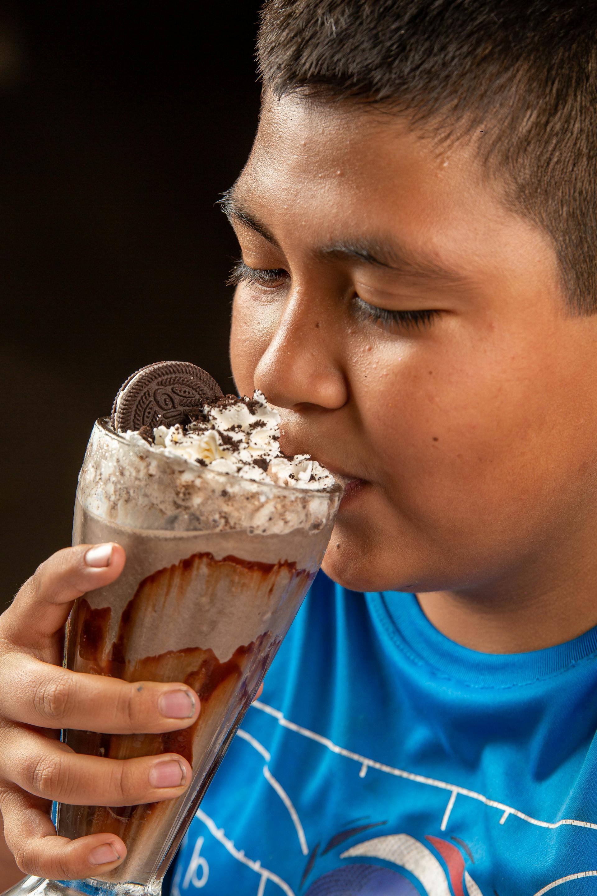 Un garçon qui boit un milkshake Oreo | Source : Pexels