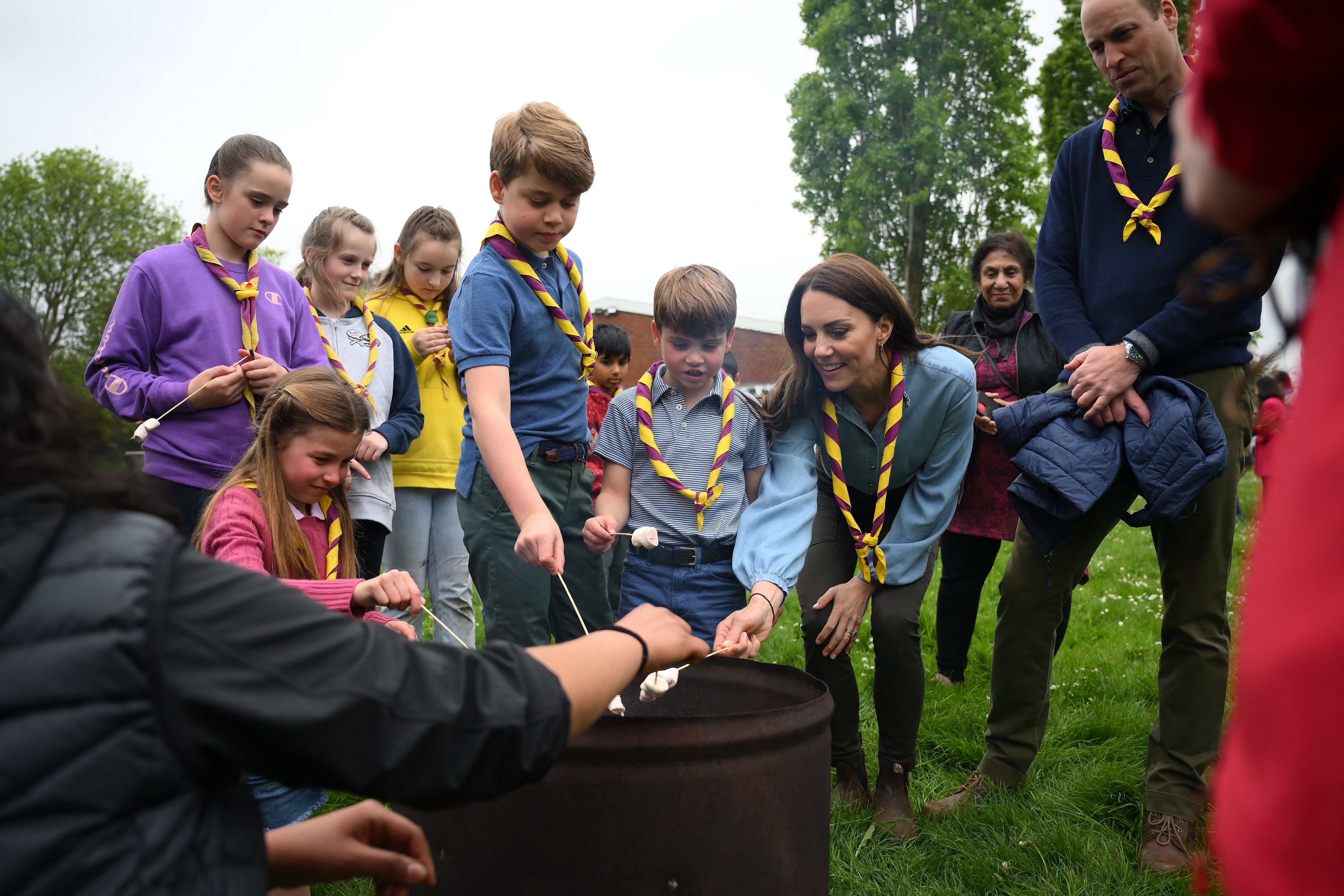 Le prince William regardant la princesse Charlotte, le prince George, le prince Louis et la princesse Catherine faire griller des guimauves pendant The Big Help Out, le 8 mai 2023. | Source : Getty Images