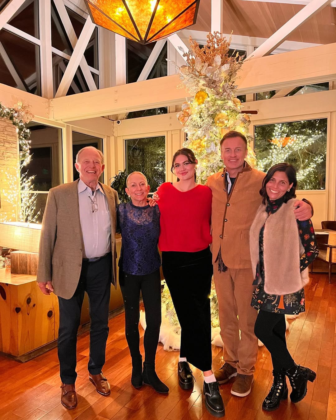 Julian et Madison McMahon, Kelly Paniagua, et leur famille d'après un post daté du 31 décembre 2022 | Source : Instagram/madison.em