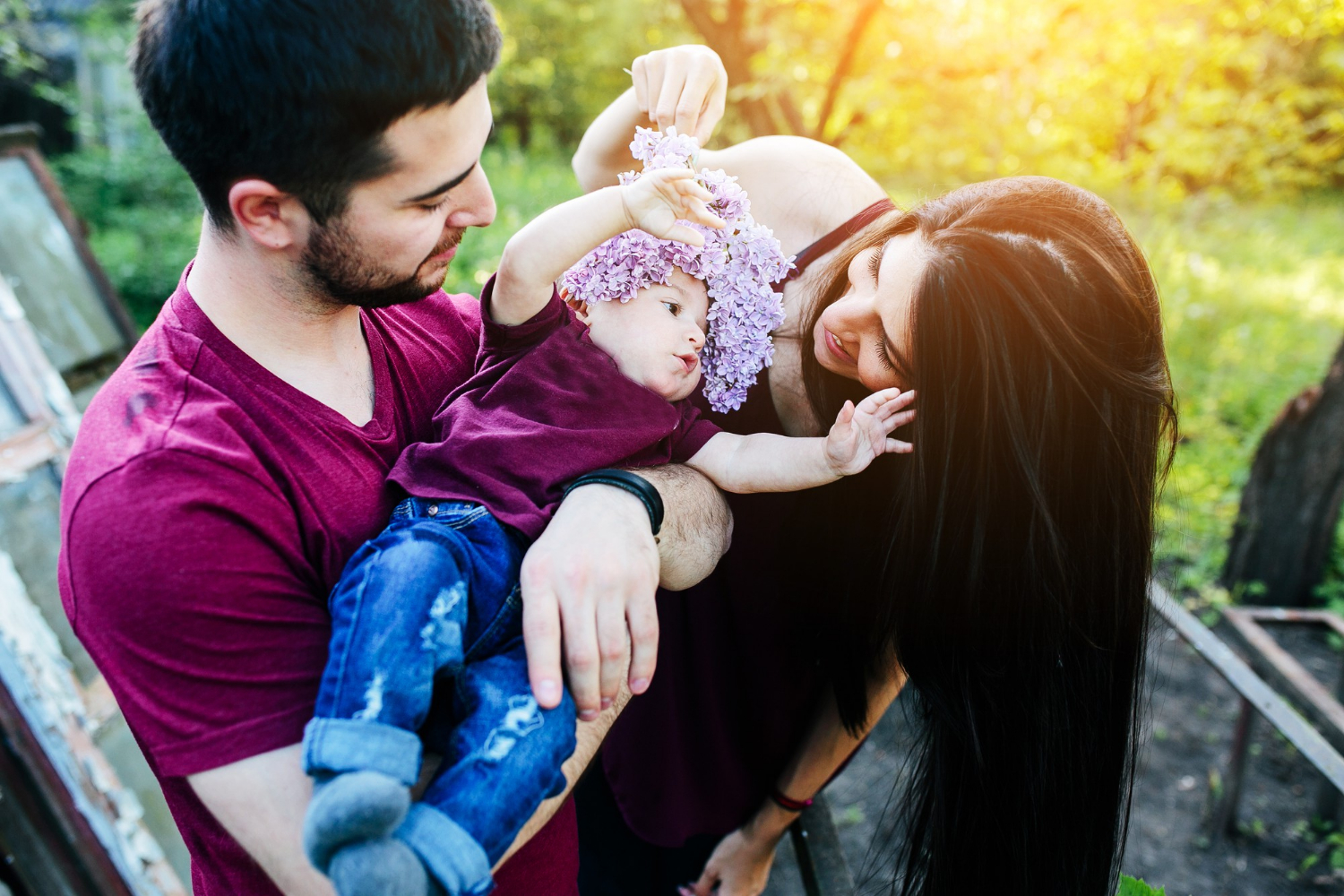 Un couple avec son bébé | Source : Freepik