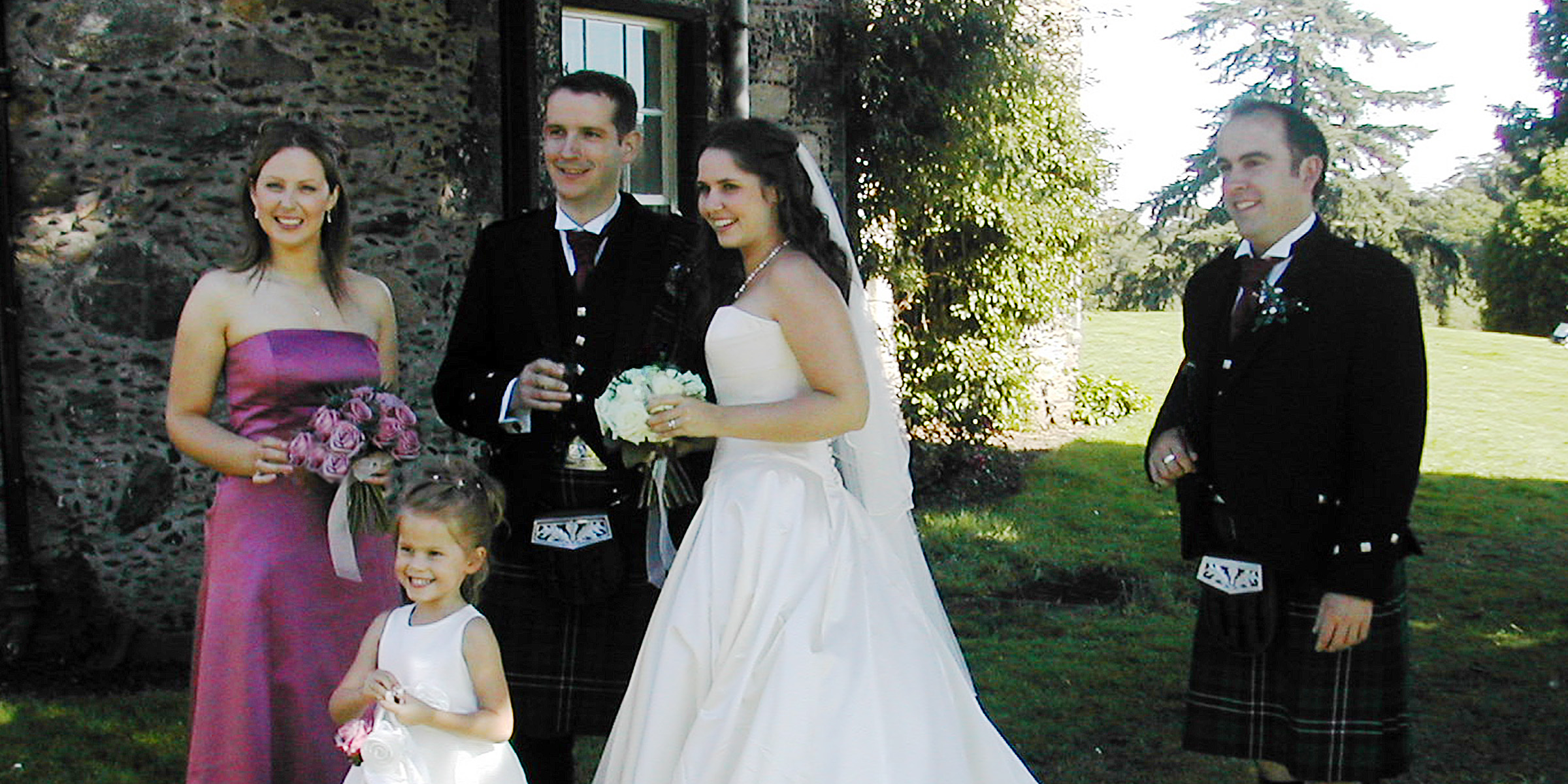 Les mariés avec leur famille | Source : Flickr
