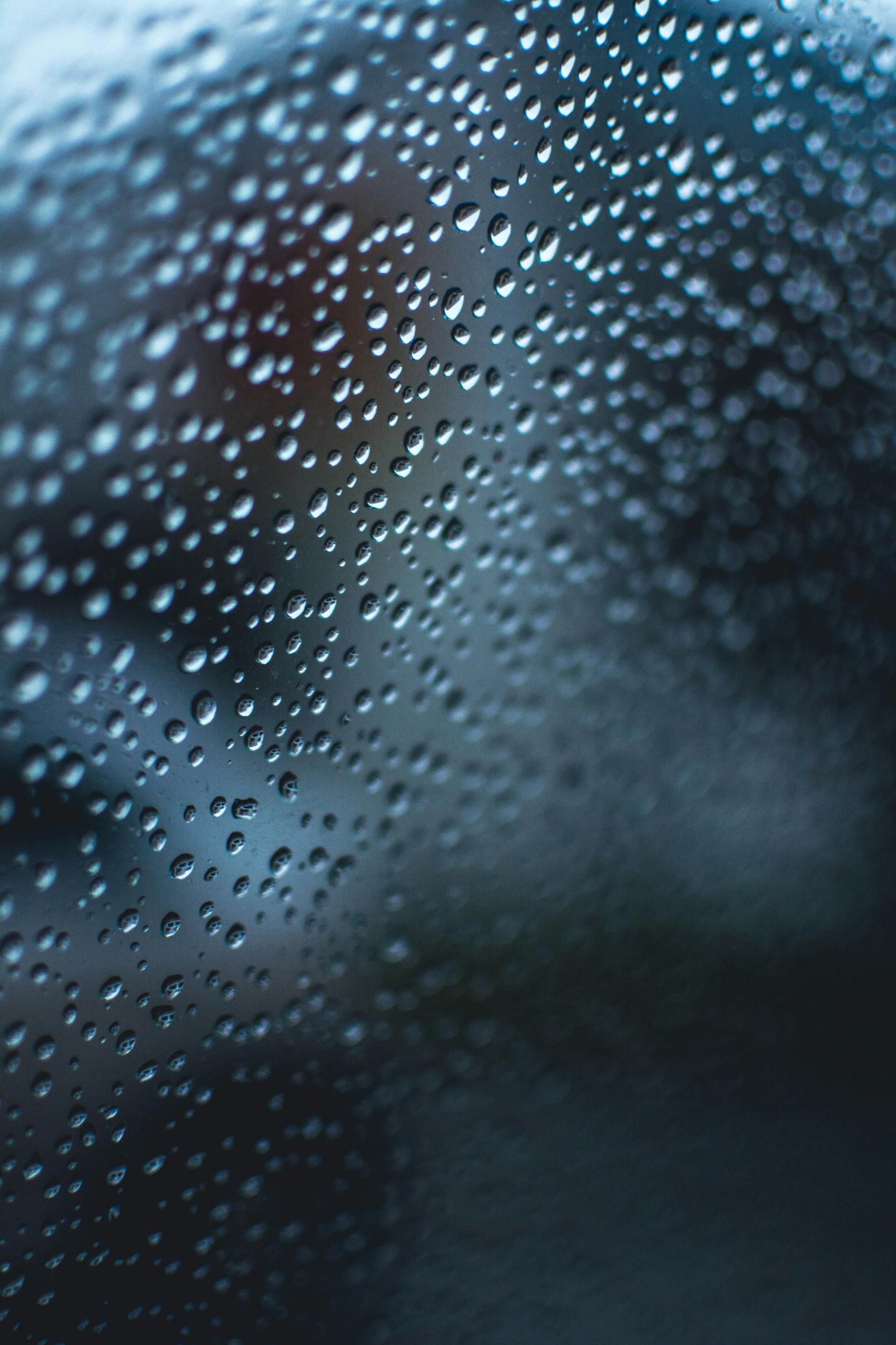 Gouttes de pluie sur une fenêtre | Source : Pexels