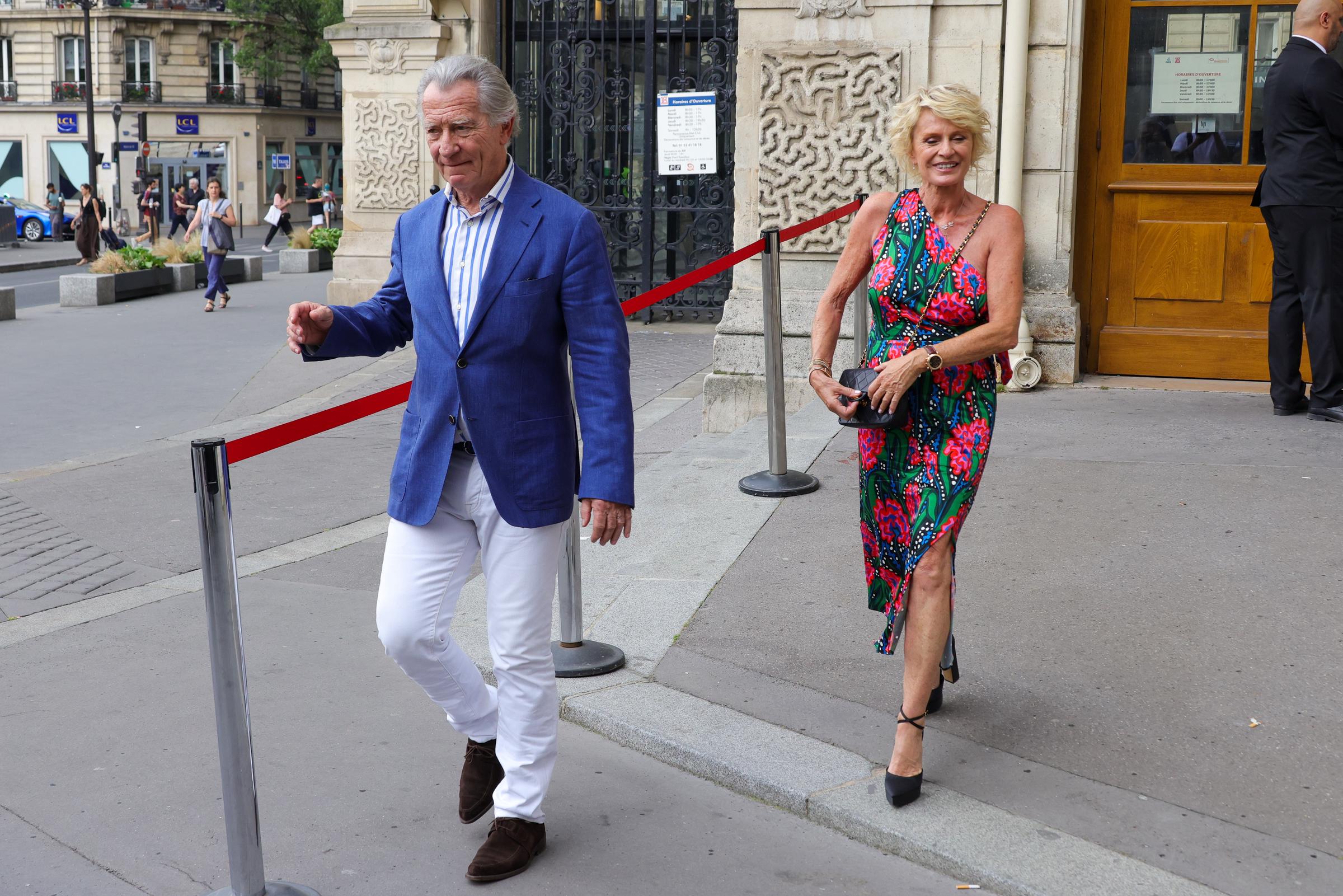 Sophie Davant et William Leymergie assistent au mariage de Claude Lelouch et Valérie Perrin à la mairie du 18e arrondissement, le 17 juin 2023 à Paris, en France I Source : Getty Images