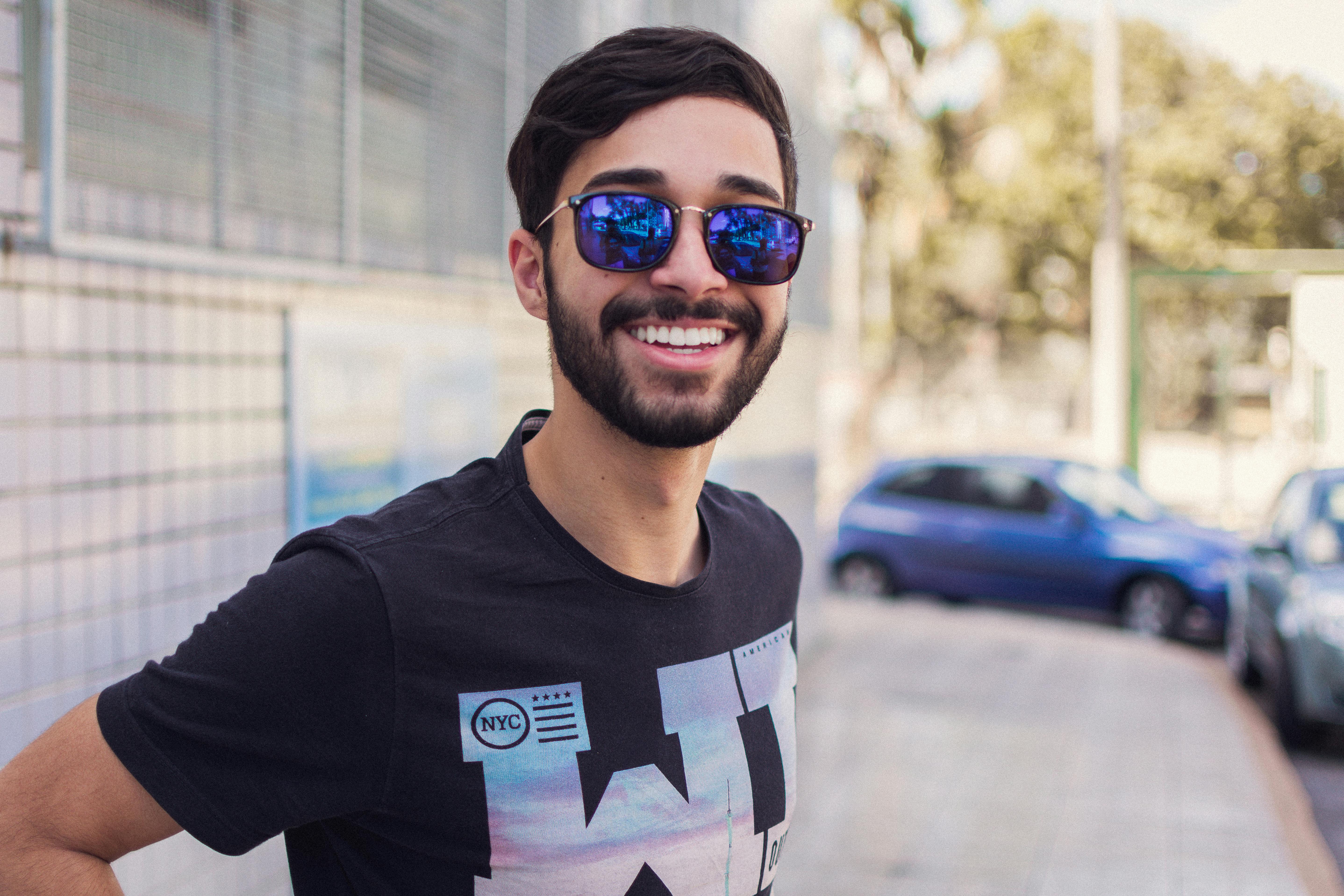 Un jeune homme souriant | Source : Pexels