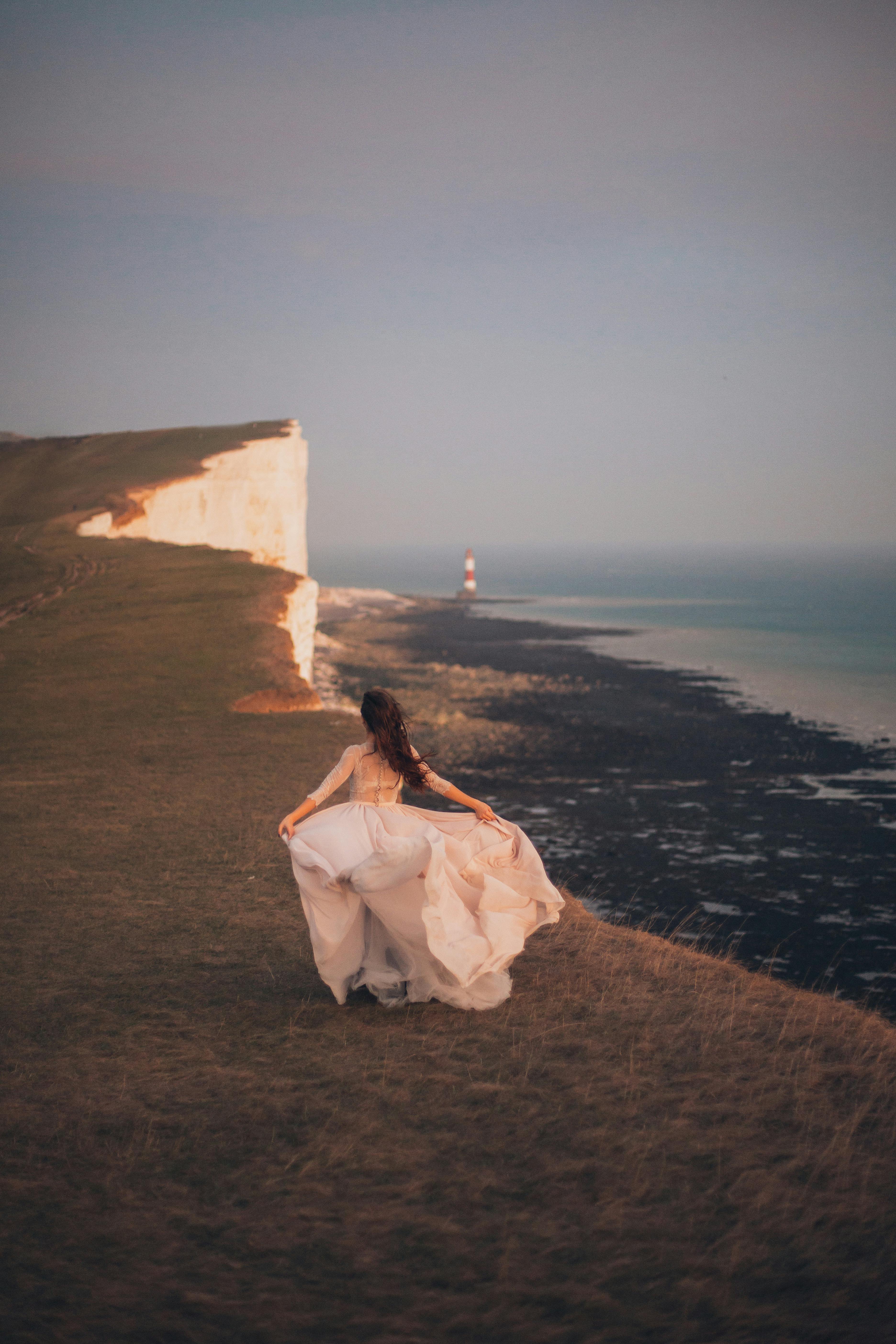 Mariée marchant sur la plage | Source : Pexels