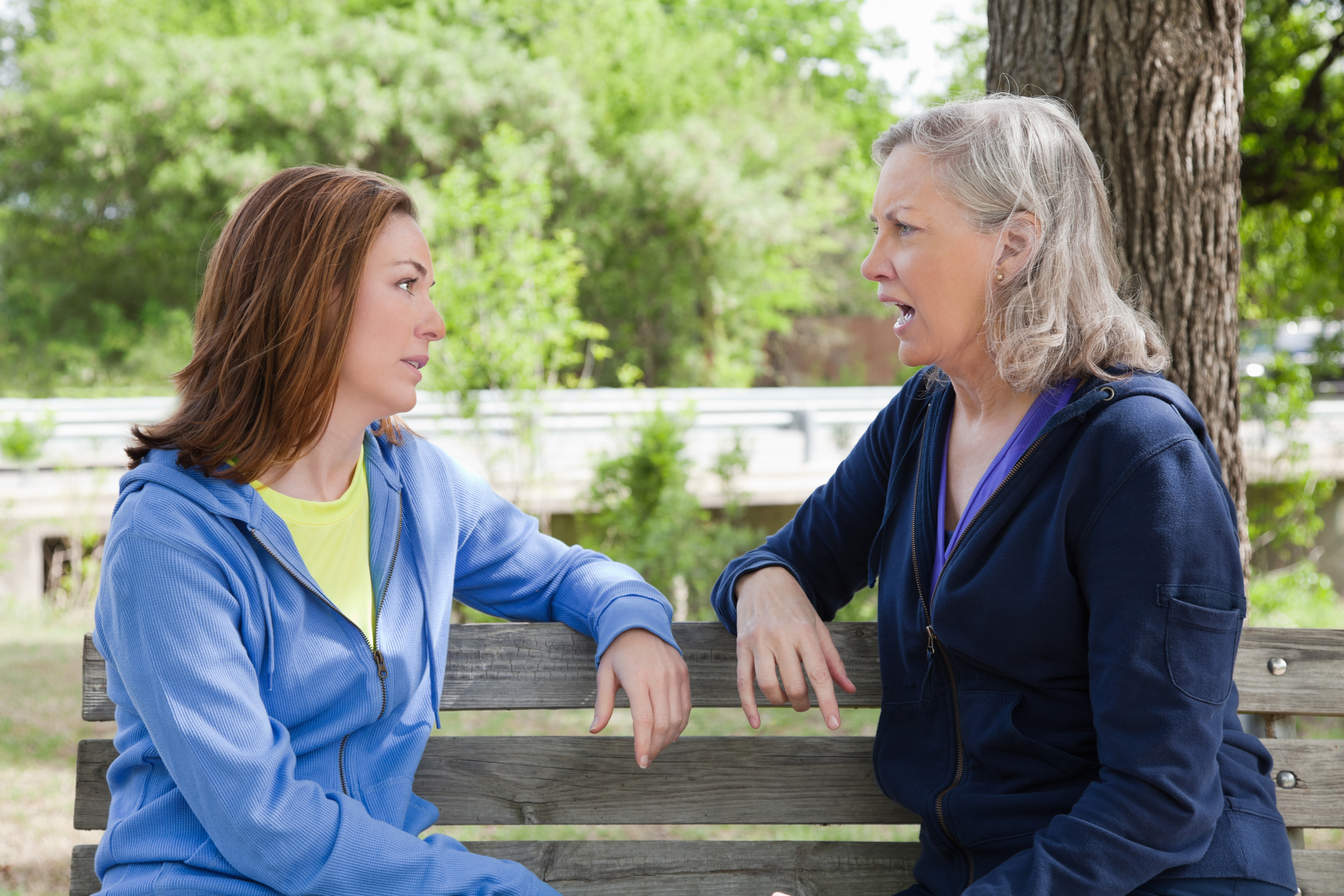 Une femme plus jeune et une femme plus âgée se disputent | Source : Getty Images