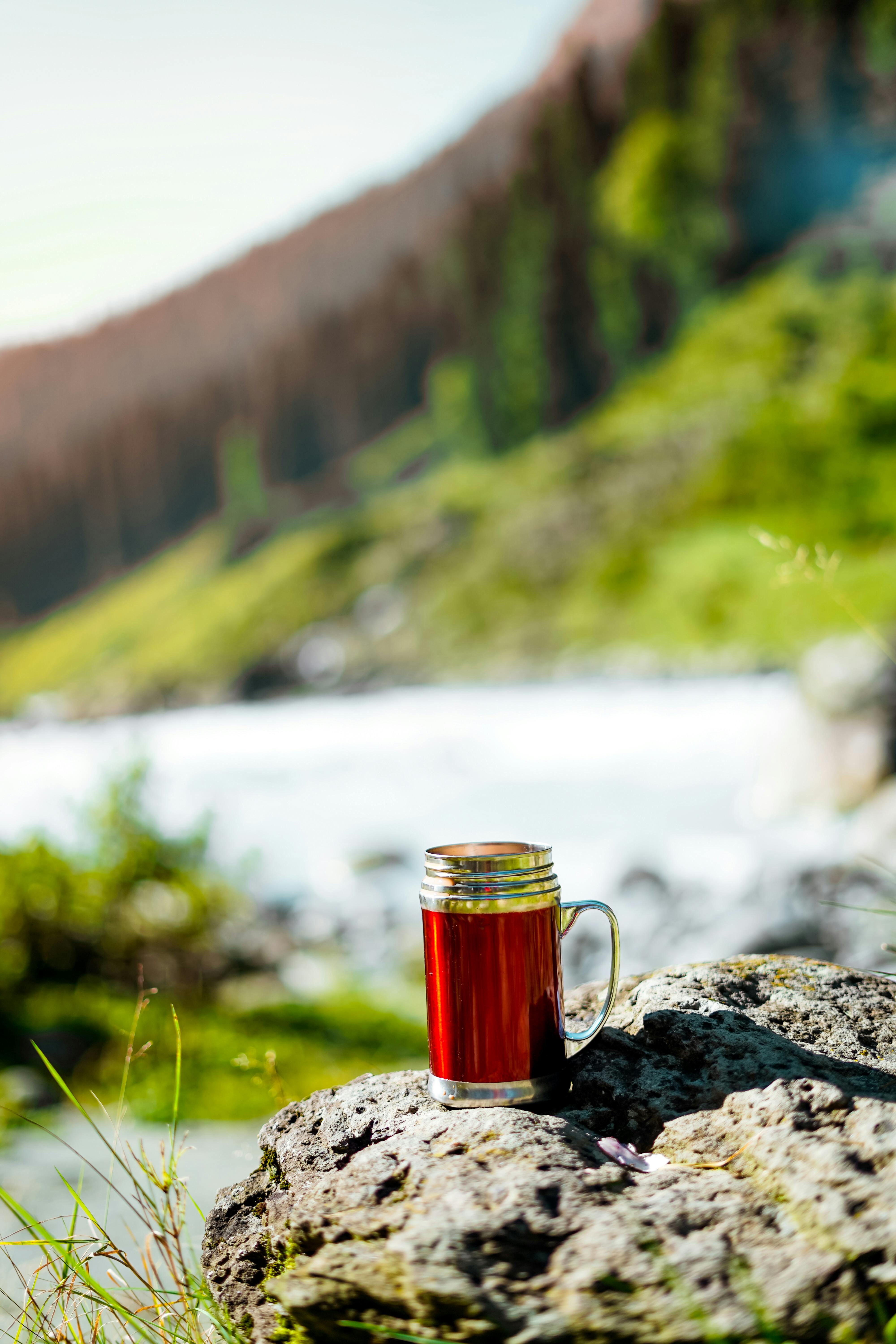 Un mug de voyage rouge | Source : Pexels