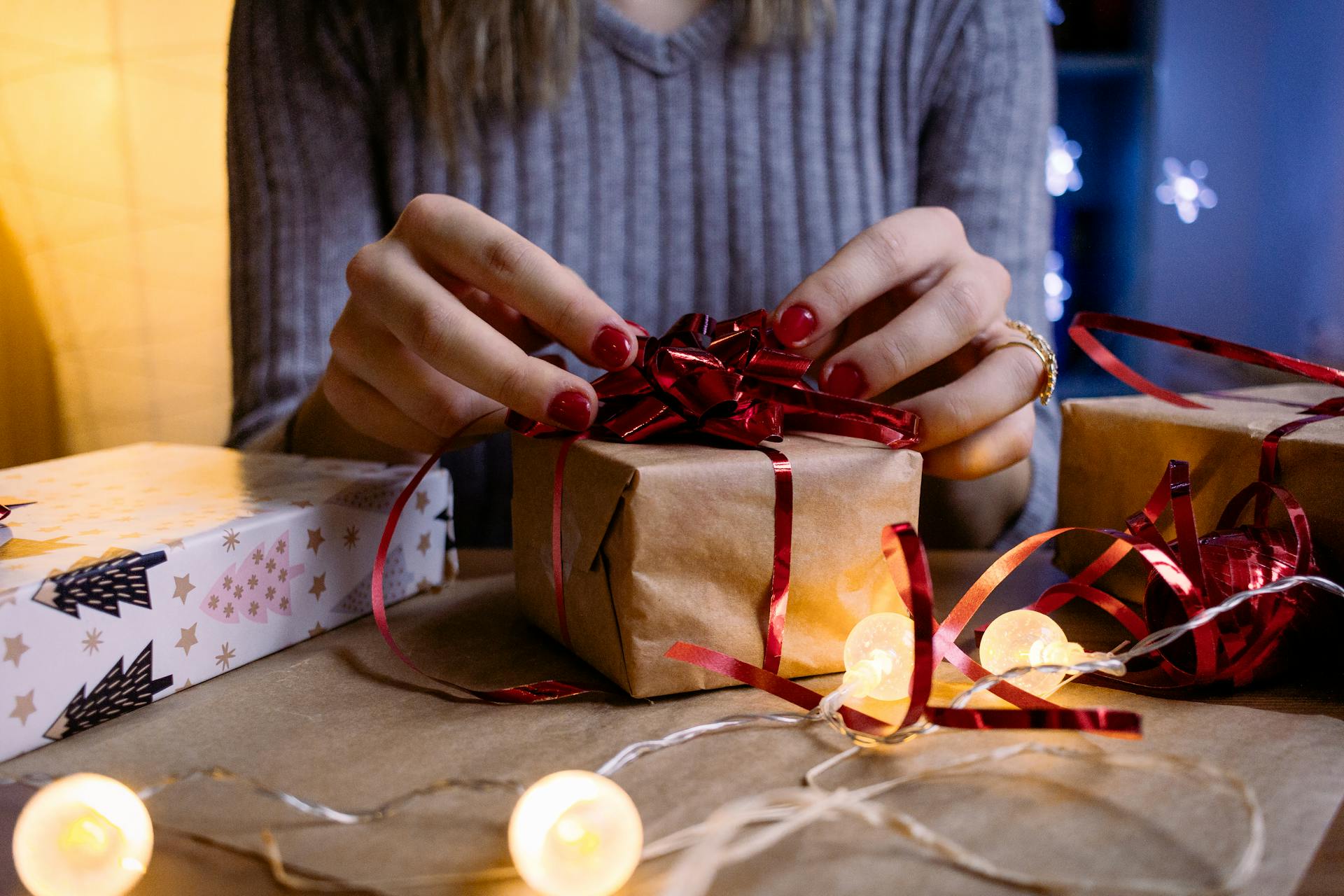 Une femme qui emballe un cadeau | Source : Pexels