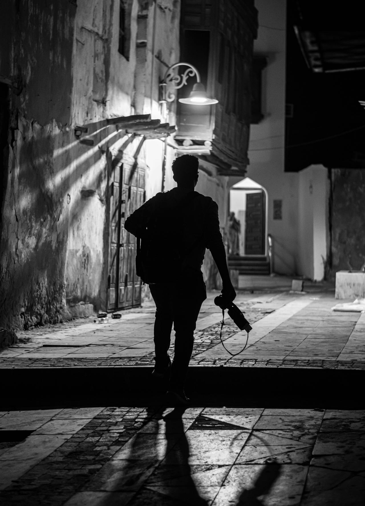 Un jeune homme marchant dans une ruelle la nuit | Source : Pexels
