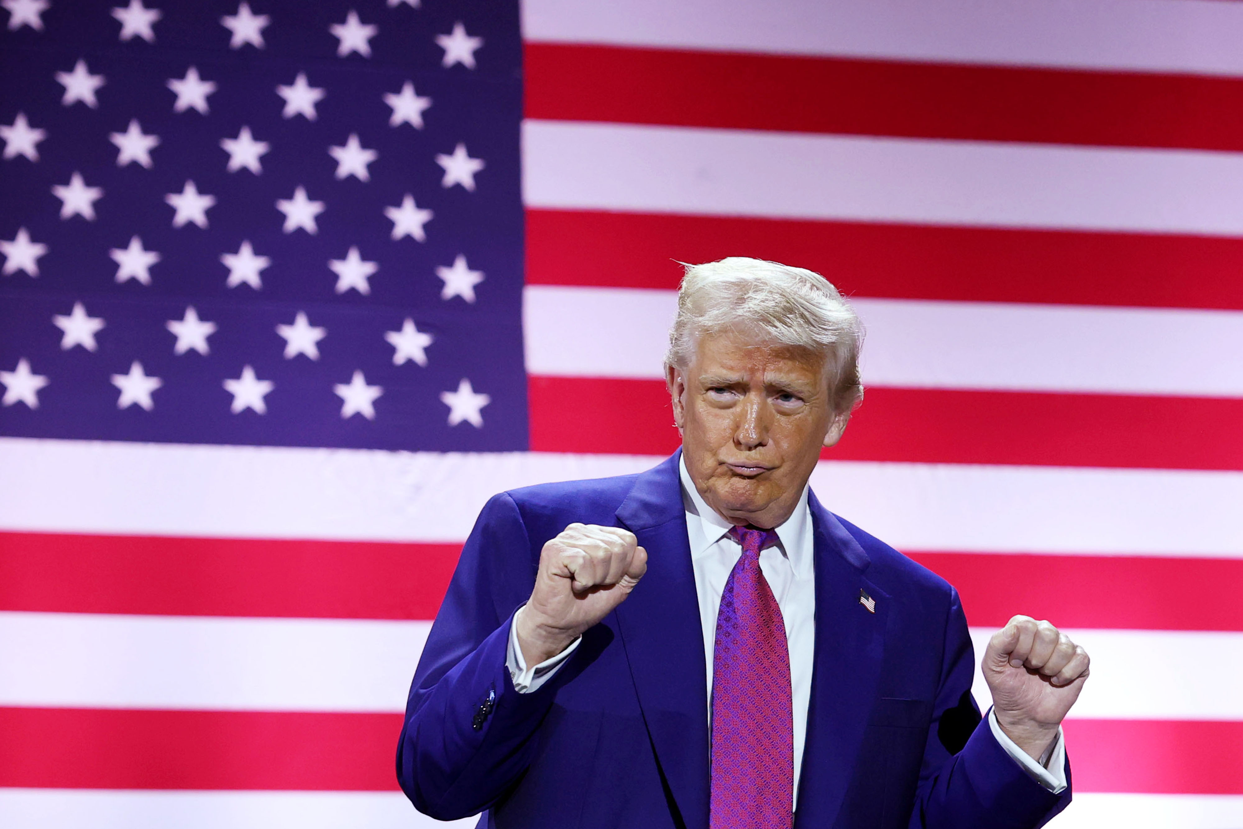 Le président Donald J. Trump fait des gestes sur scène alors qu'il visite la base aérienne d'Al Udeid, le 15 mai 2025, à Doha, au Qatar. | Source : Getty Images