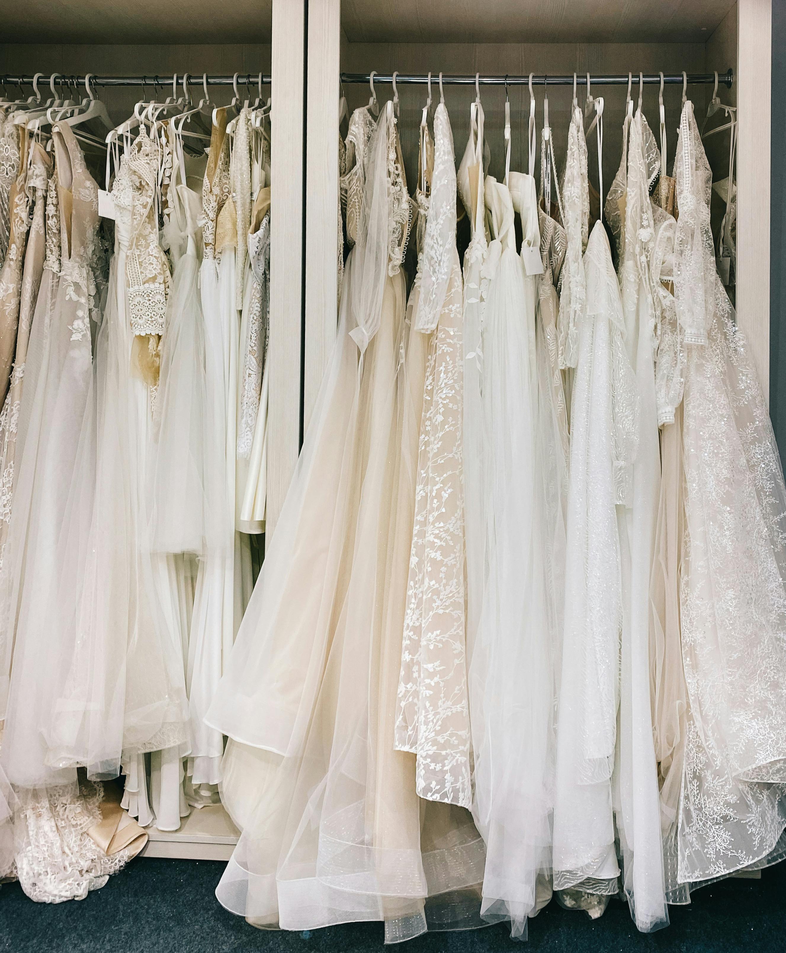 Des robes de mariée sur un présentoir | Source : Pexels