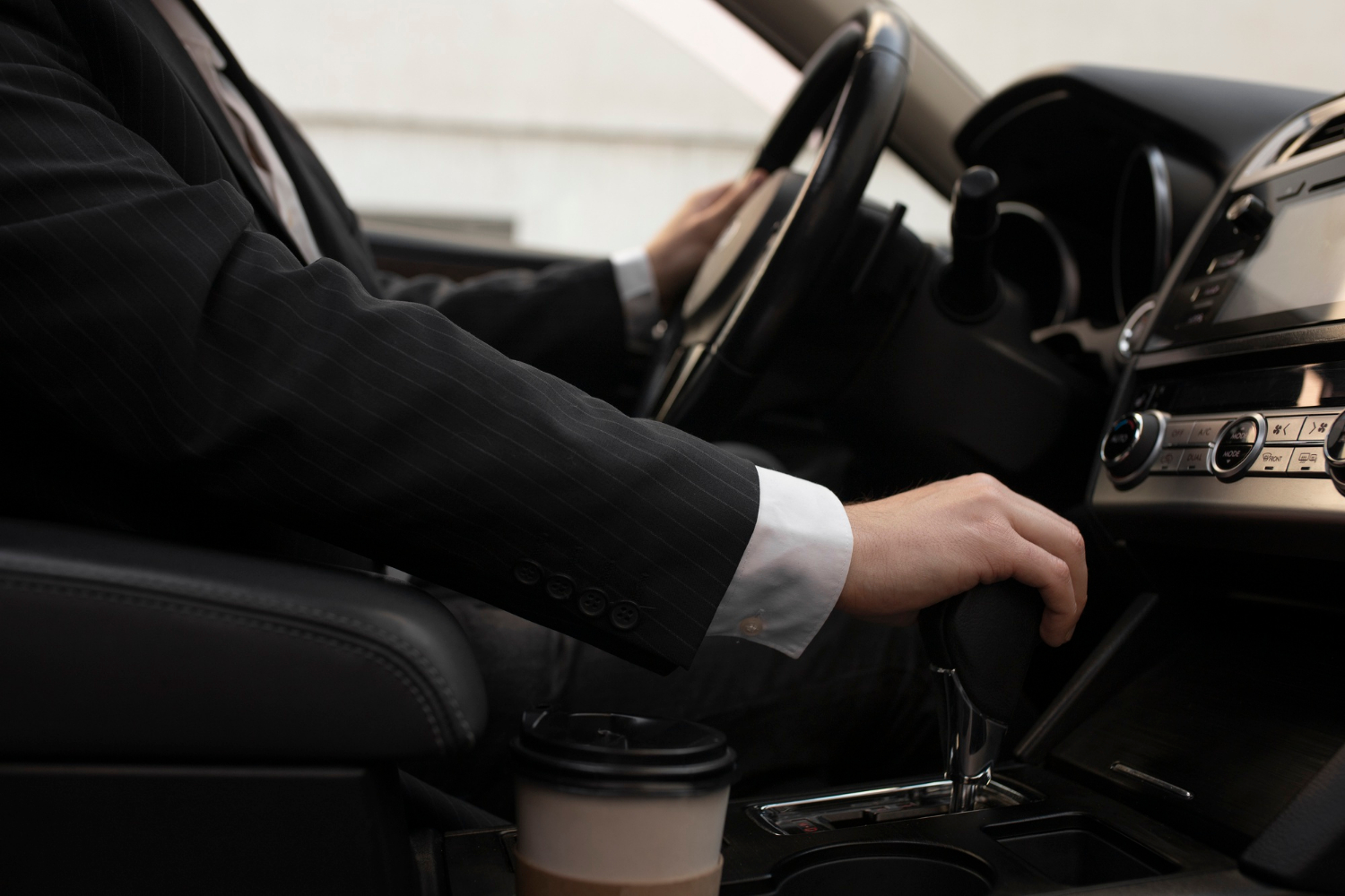 Un homme assis dans la voiture | Source : Freepik