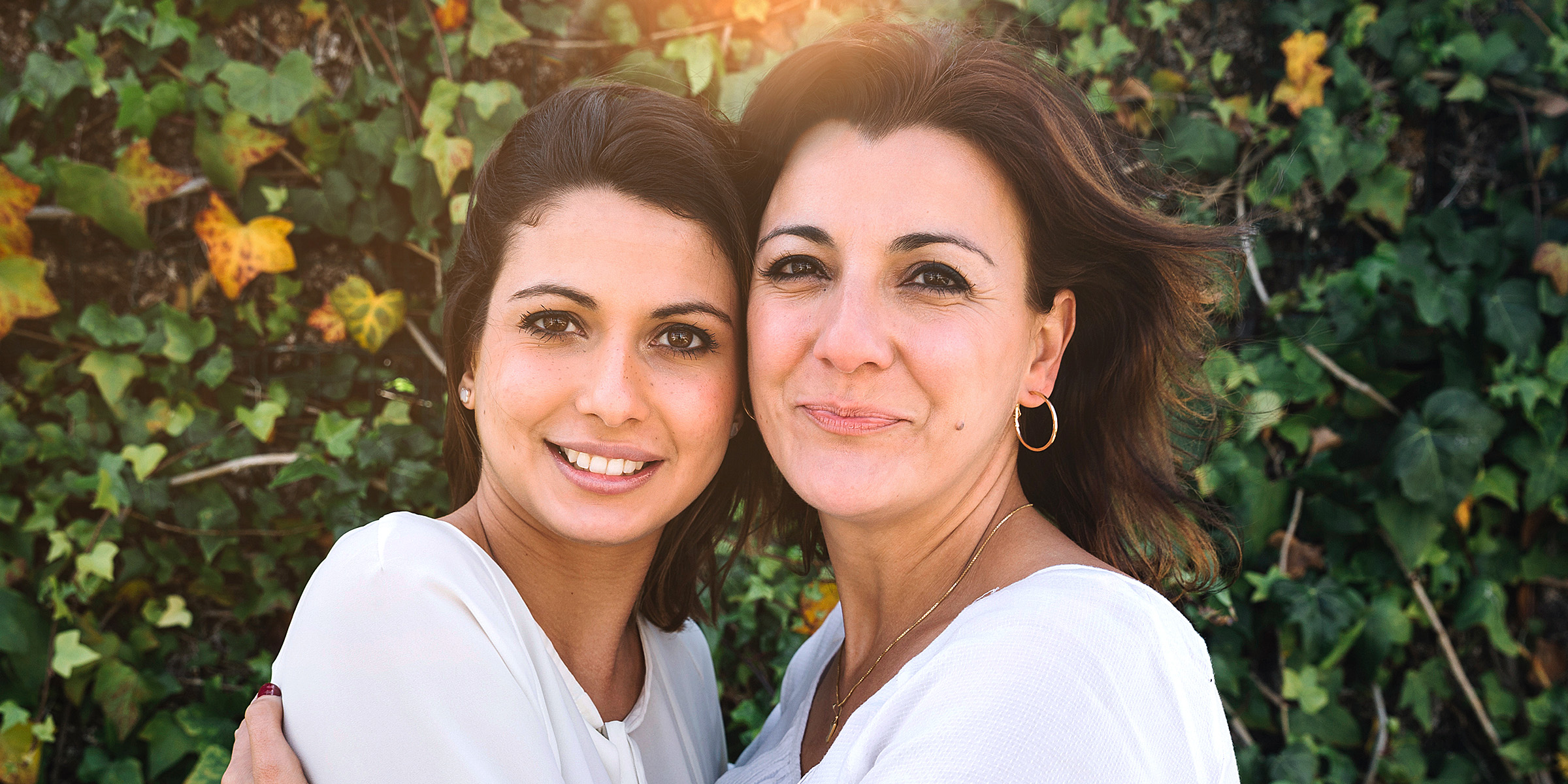 Deux femmes qui s'étreignent | Source : Freepik