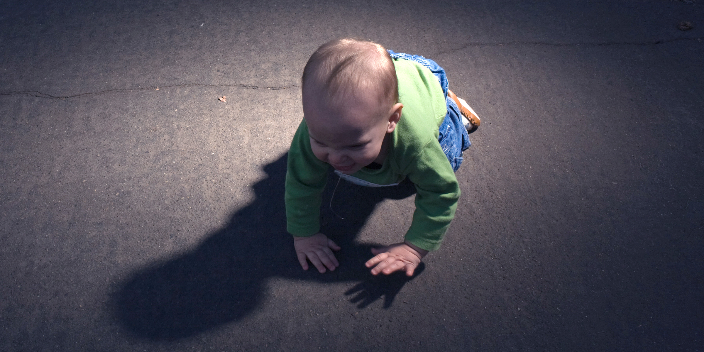 Un bébé dans la rue | Source : Getty Images